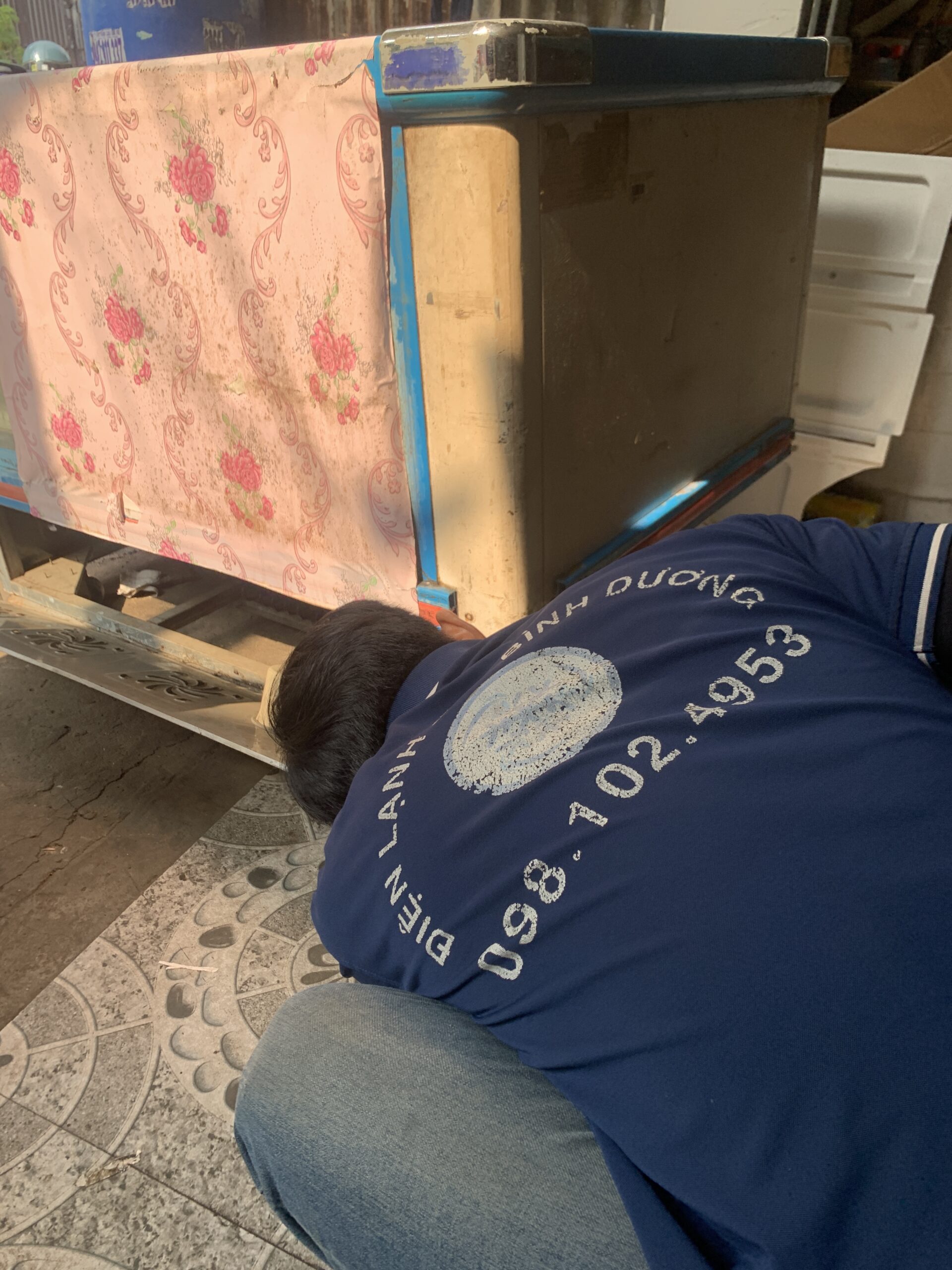 Kỹ thuật viên Điện Lạnh 61 dùng đồng hồ ampe kìm kiểm tra lốc block tủ đông