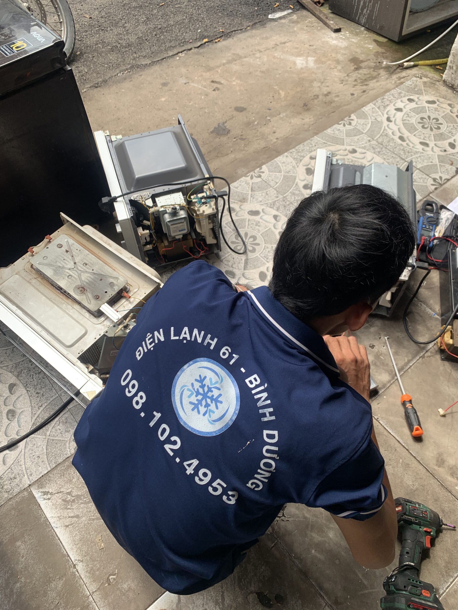Ky-thuat-vien-Dien-Lanh-61-thay-tam-chan-song-mica-khac-phuc-loi-danh-lua Kỹ thuật viên Điện Lạnh 61 thay tấm chắn sóng mica khắc phục lỗi đánh lửa