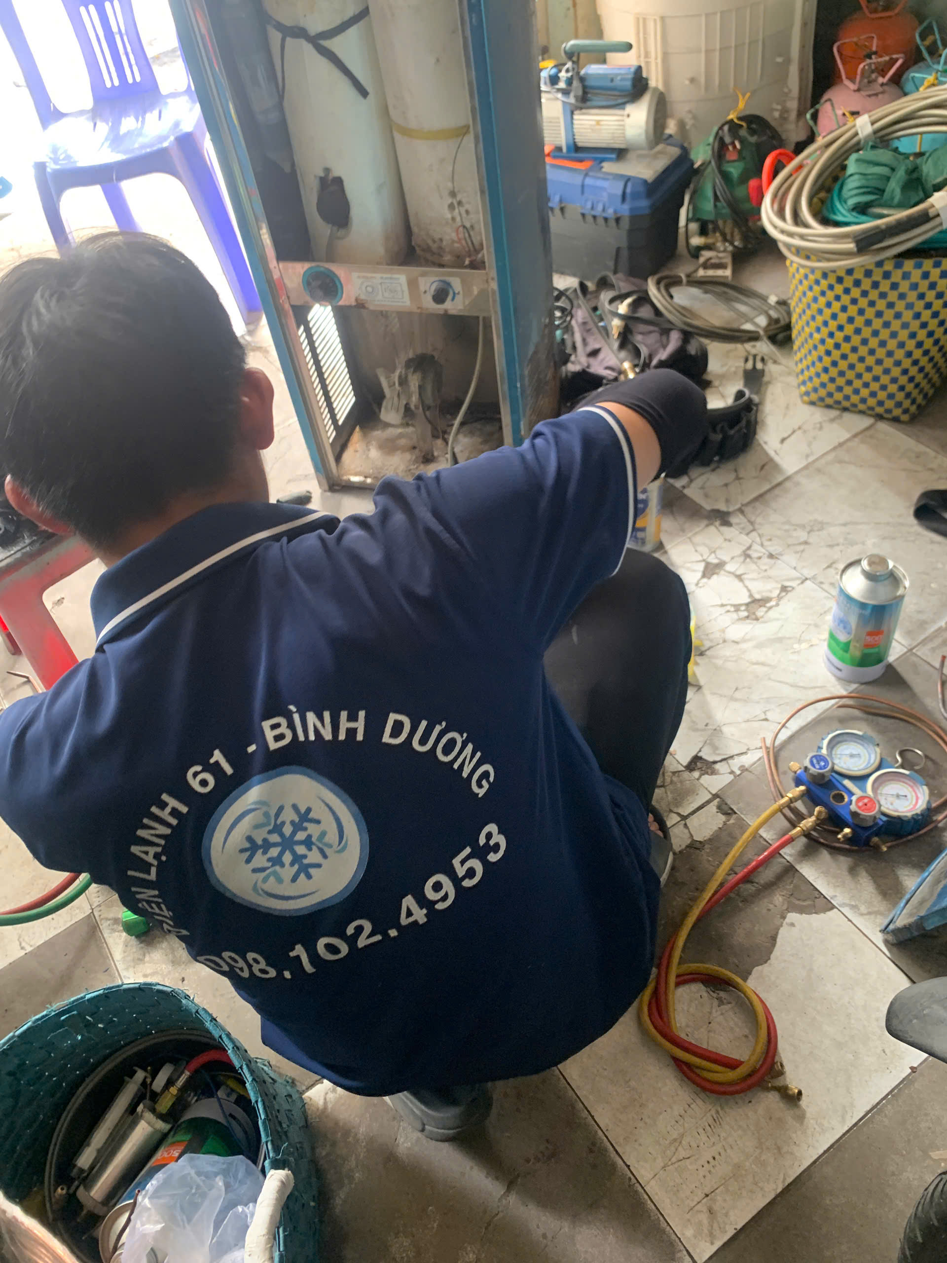 Kỹ thuật viên Điện Lạnh 61 thay thế linh kiện sửa máy lọc nước Karofi tại Thuận An