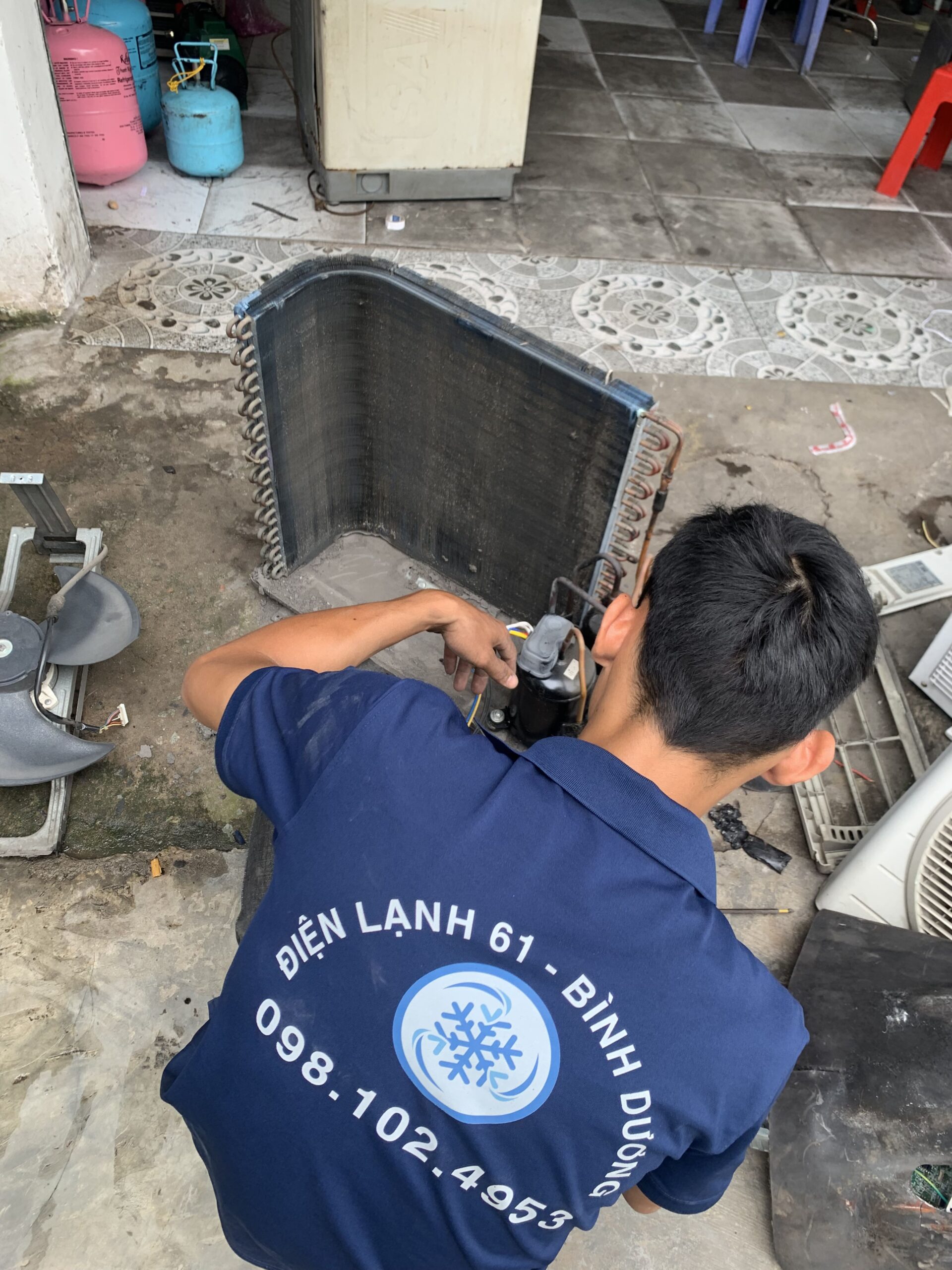 Ky-thuat-vien-Dien-Lanh-61-tien-hanh-bom-gas-may-lanh-Inverter-dung-tieu-chuan-ky-thuat Kỹ thuật viên Điện Lạnh 61 tiến hành bơm gas máy lạnh Inverter đúng tiêu chuẩn kỹ thuật.