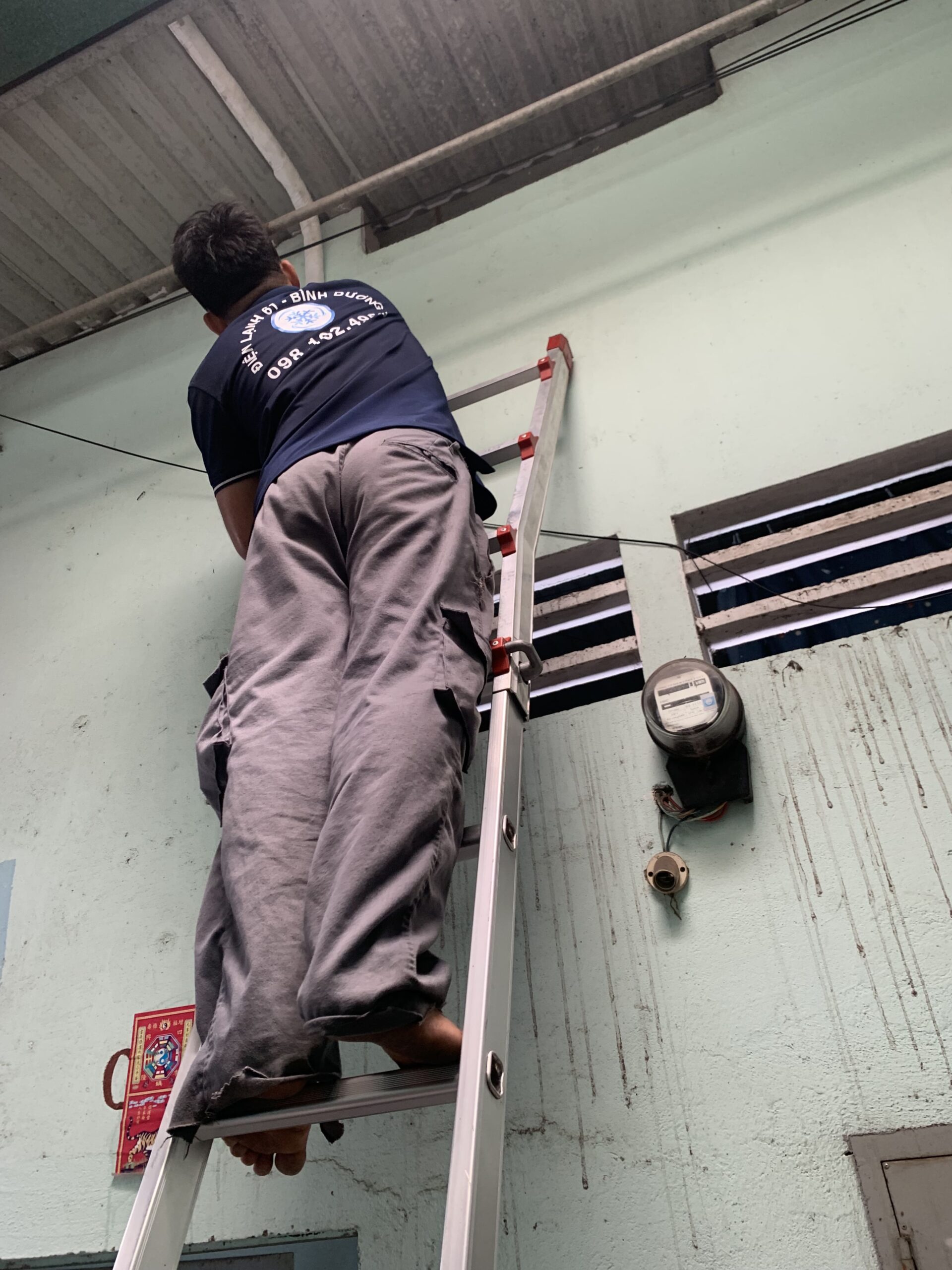 Kỹ thuật viên Điện Lạnh 61 tiến hành châm thêm gas R32 chính hãng cho máy lạnh Inverter.