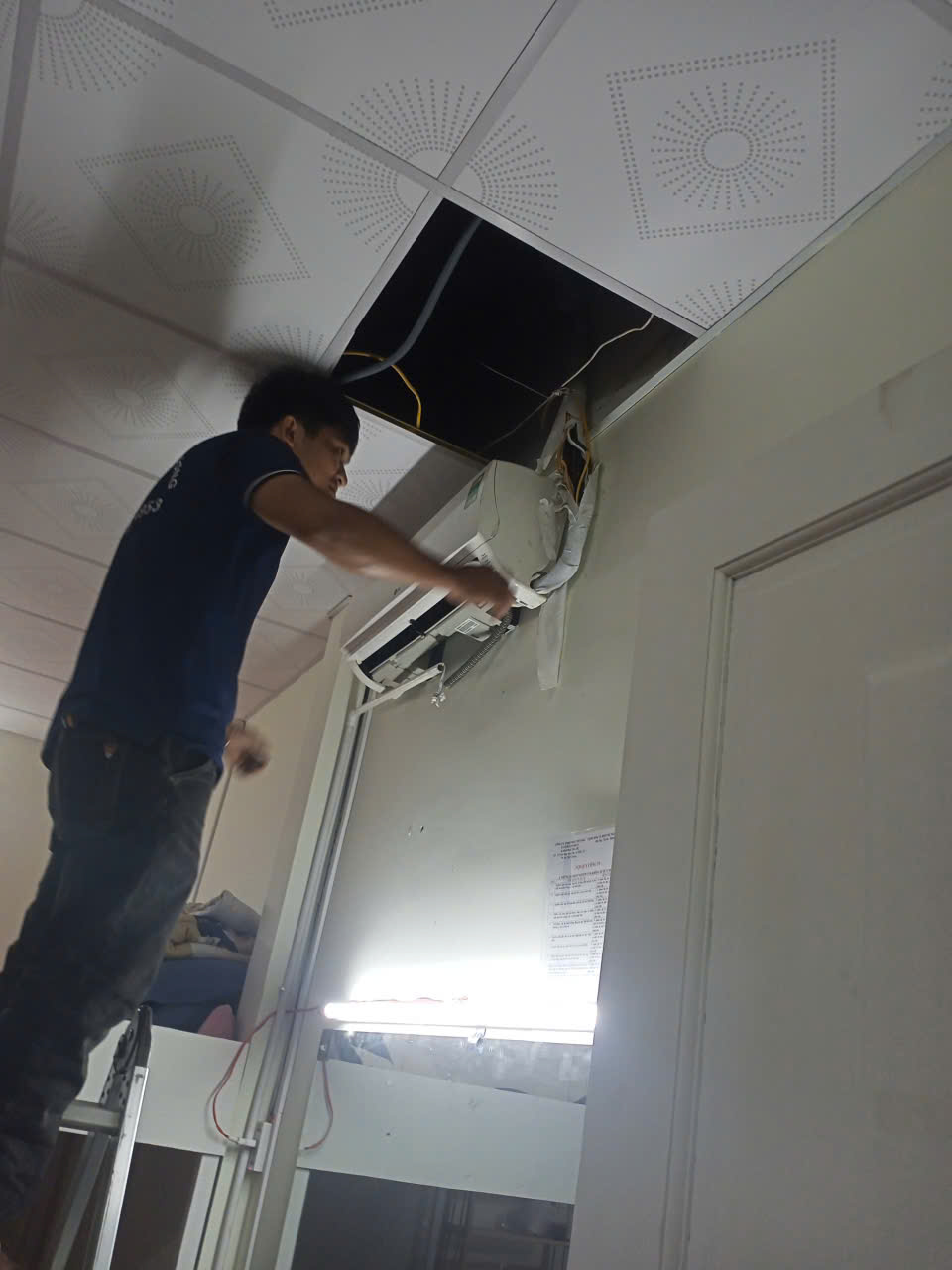 Kỹ thuật viên hàn lại lỗ thủng trên dàn đồng máy lạnh để xử lý triệt để sự cố xì gas.