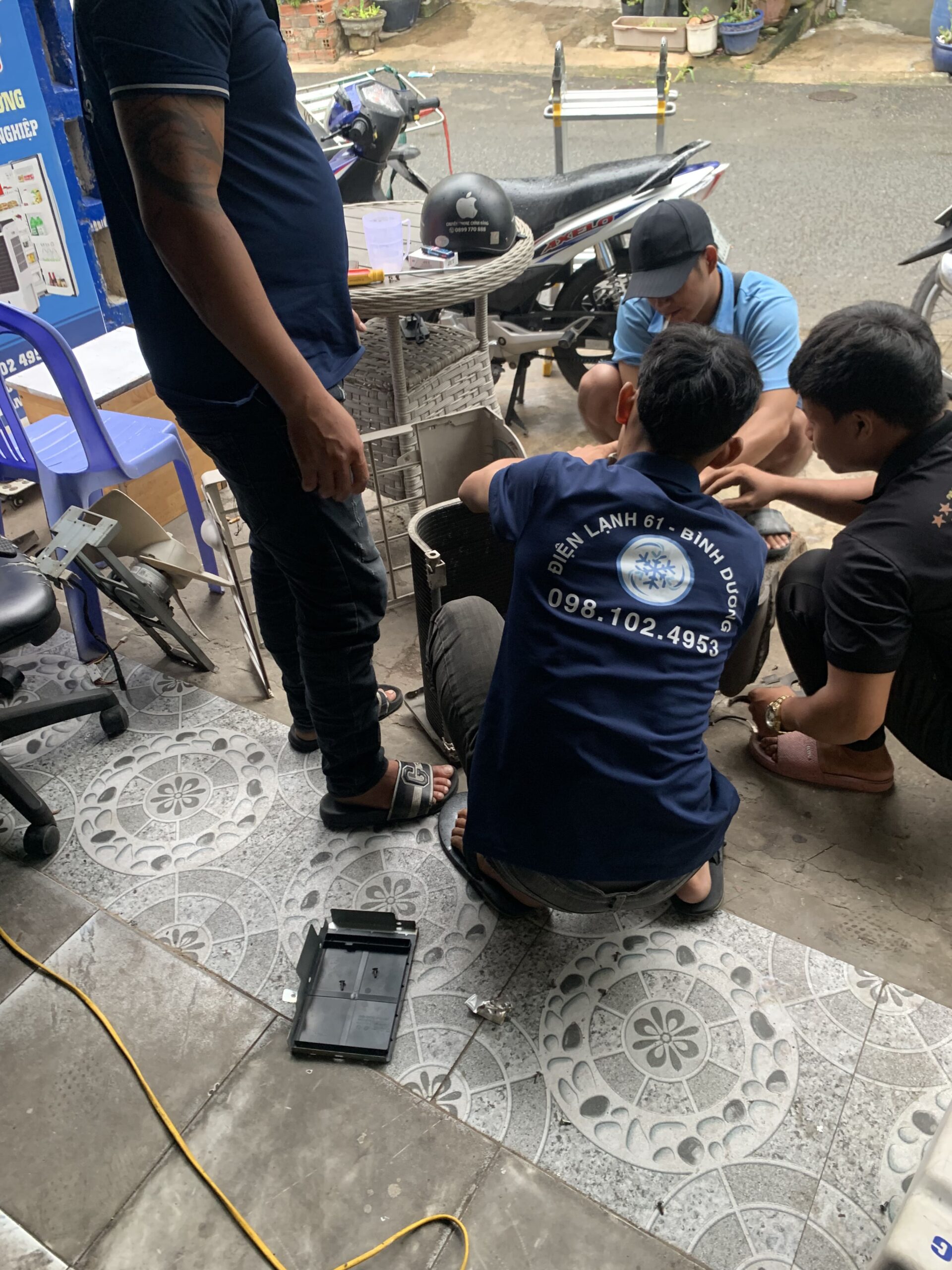 Kỹ thuật viên kiểm tra tình trạng rò rỉ gas ở các rắc co và đường ống đồng điều hòa.