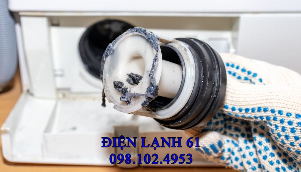 Lưới lọc máy giặt bẩn cần được vệ sinh để tránh mùi hôi.