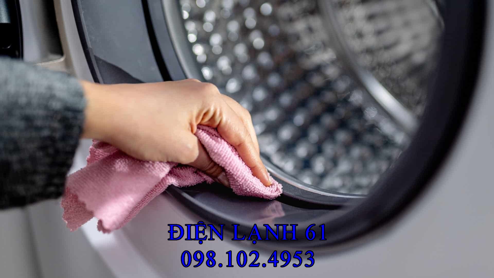 Người dùng đang dùng khăn mềm thấm dung dịch để lau sạch khe bên trong gioăng cửa máy giặt LG.