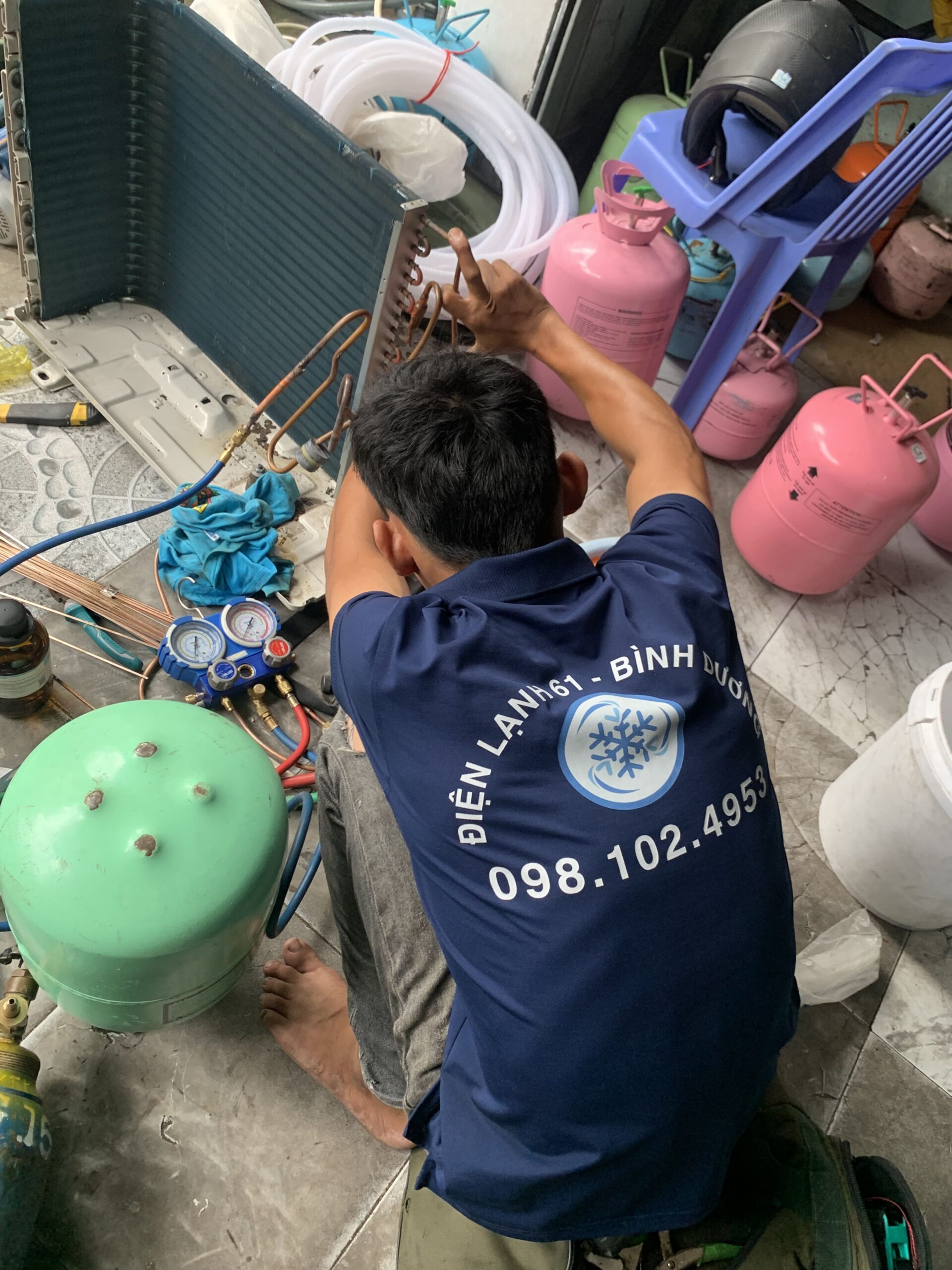 Quá trình nạp gas máy lạnh diễn ra cẩn thận, đảm bảo đủ áp suất giúp máy làm lạnh sâu.