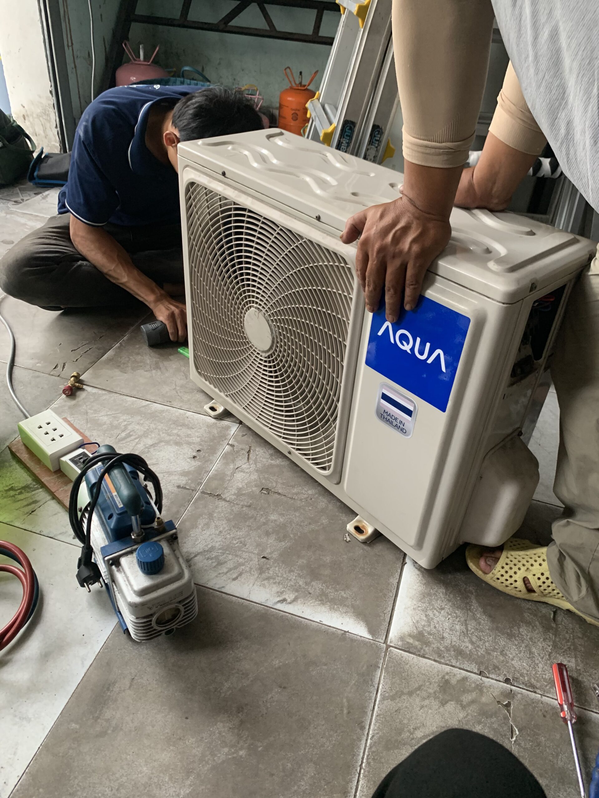 Quy-trinh-hut-chan-khong-va-nap-gas-moi-cho-dieu-hoa-bi-xi-tai-nha-khach-hang-o-Tan-Uyen Quy trình hút chân không và nạp gas mới cho điều hòa bị xì tại nhà khách hàng ở Tân Uyên.