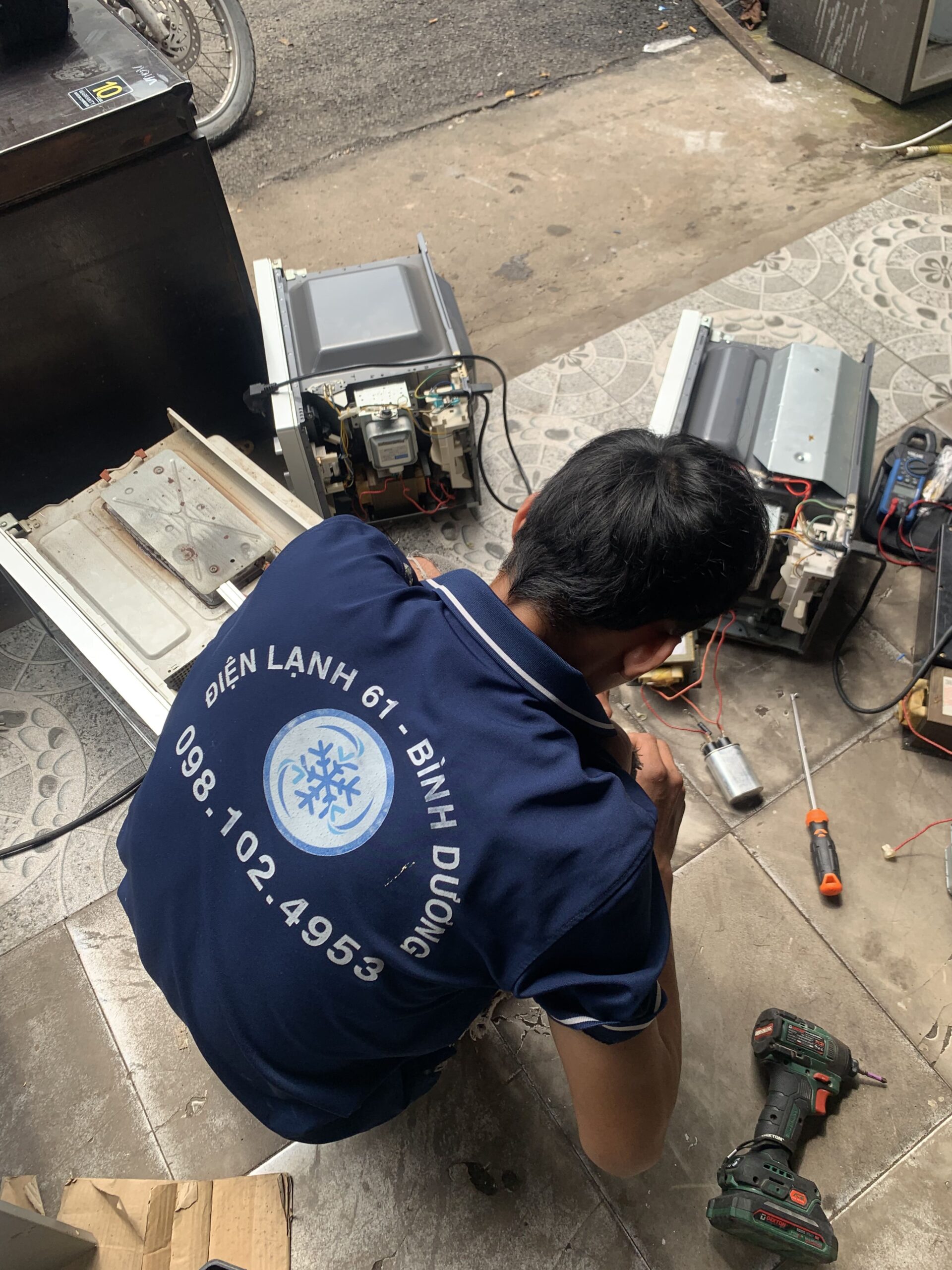 Sua-chua-lo-vi-song-dien-tu-liet-phim-bam-loan-cam-ung-tai-nha-Thuan-An Sửa chữa lò vi sóng điện tử liệt phím bấm loạn cảm ứng tại nhà Thuận An