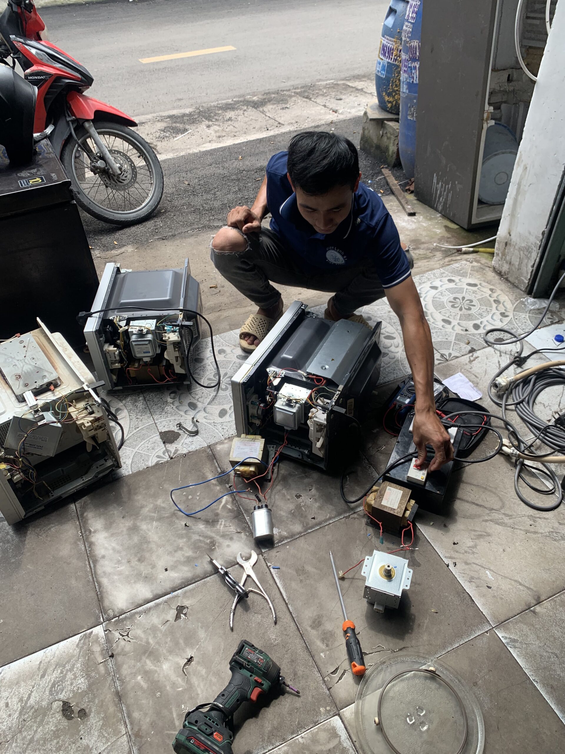 Sua-lo-vi-song-Inverter-cac-hang-Sharp-Electrolux-Panasonic-tai-Thuan-An Sửa lò vi sóng Inverter các hãng Sharp Electrolux Panasonic tại Thuận An