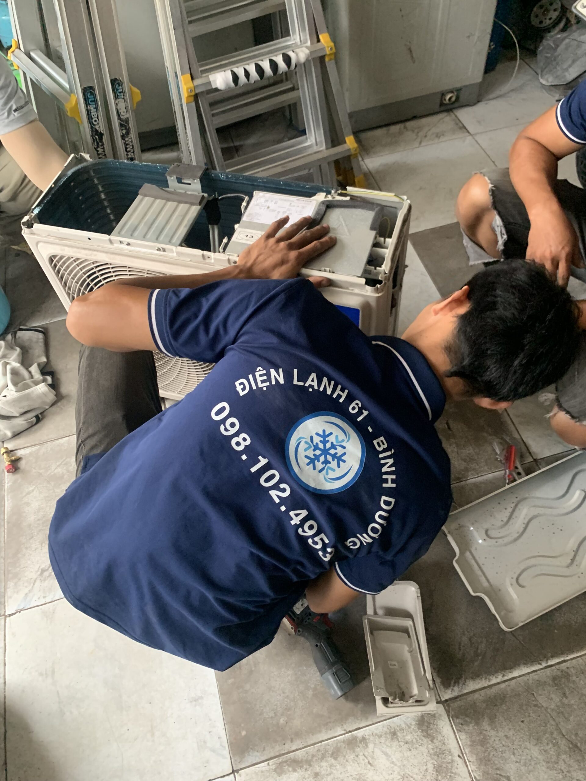 Thay thế đầu ruồi, tán rắc co bị hỏng gây thất thoát gas điều hòa của khách hàng.