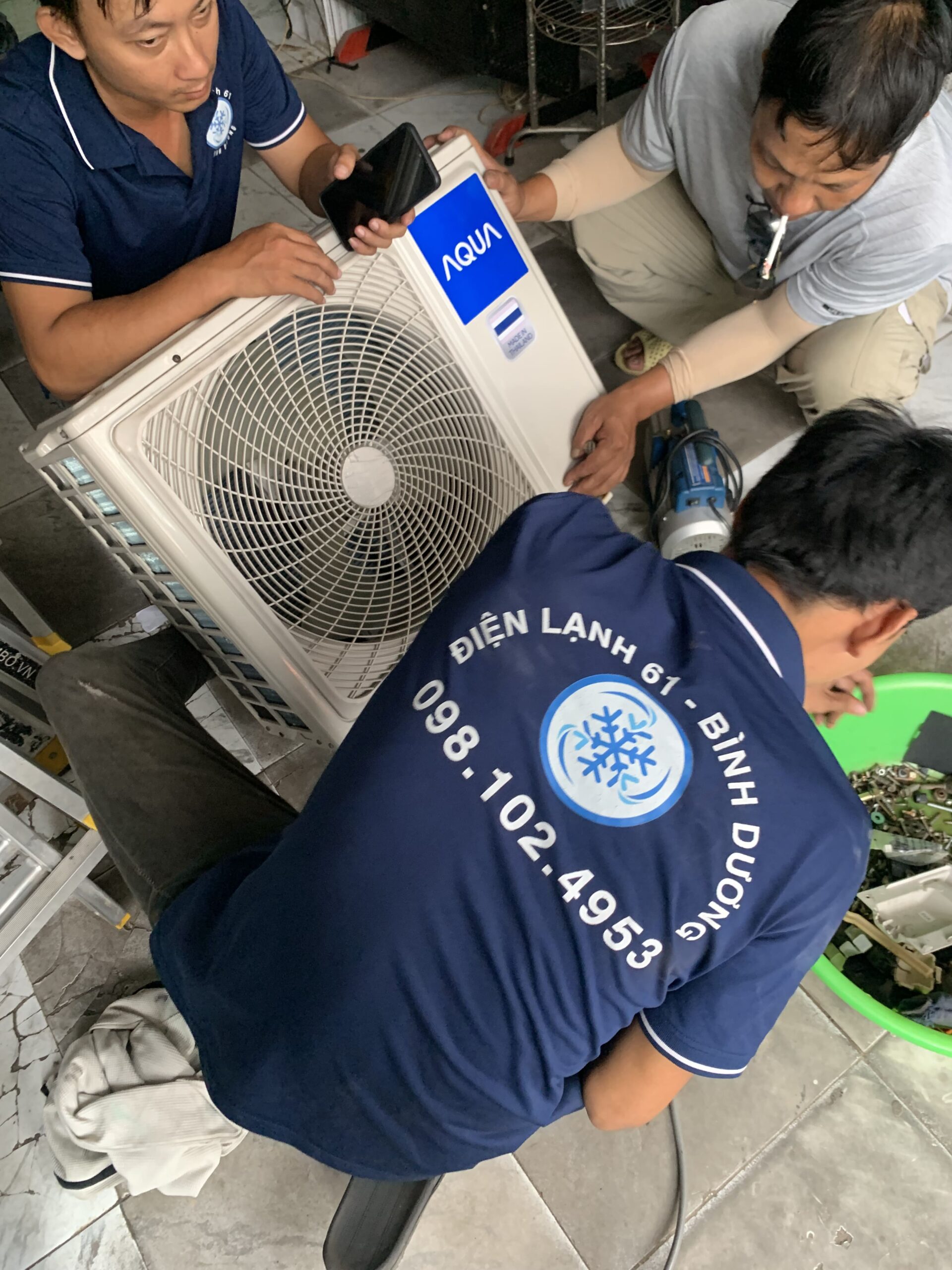 Thợ Điện Lạnh 61 dùng đồng hồ đo áp suất kiểm tra lượng gas máy lạnh tại Thủ Dầu Một.