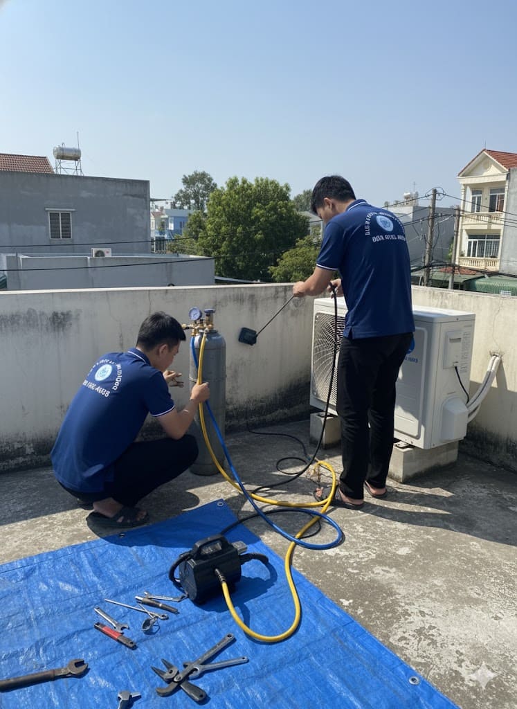 Thợ Điện Lạnh 61 kiểm tra và nạp gas máy lạnh tại nhà khách hàng ở Tân Uyên.