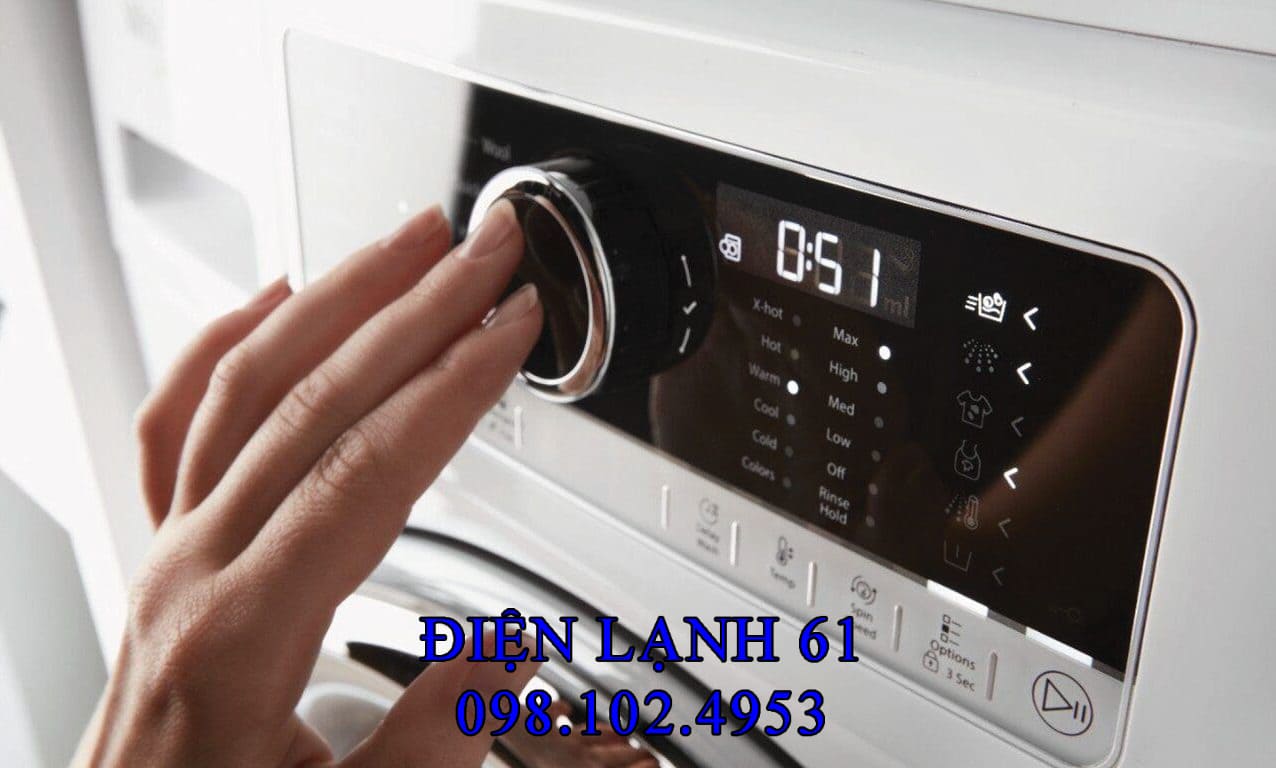 Thợ của Điện Lạnh 61 đang kiểm tra máy giặt tại nhà khách hàng