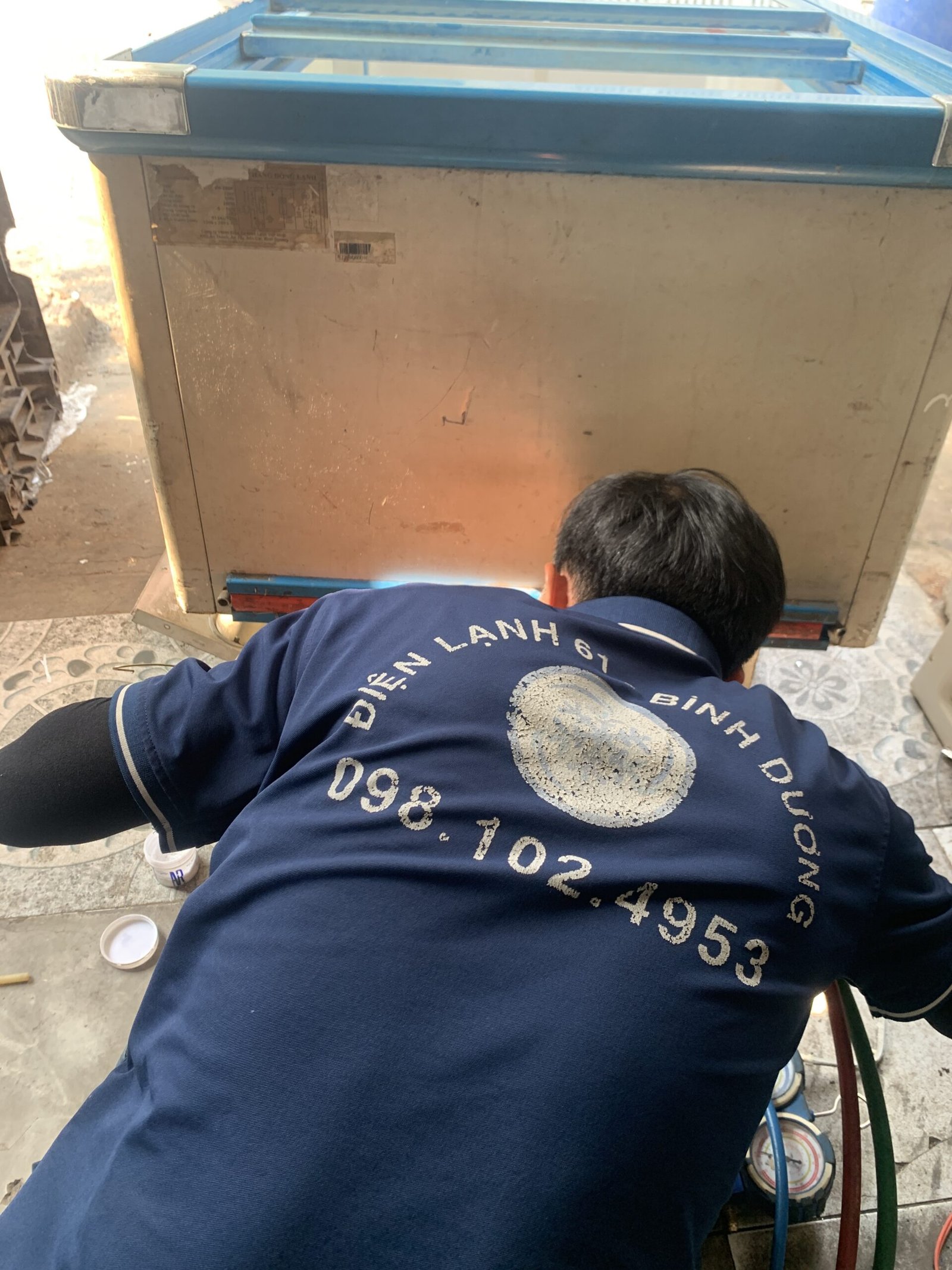 Thợ Điện Lạnh 61 kiểm tra tủ đông tại Thuận An
