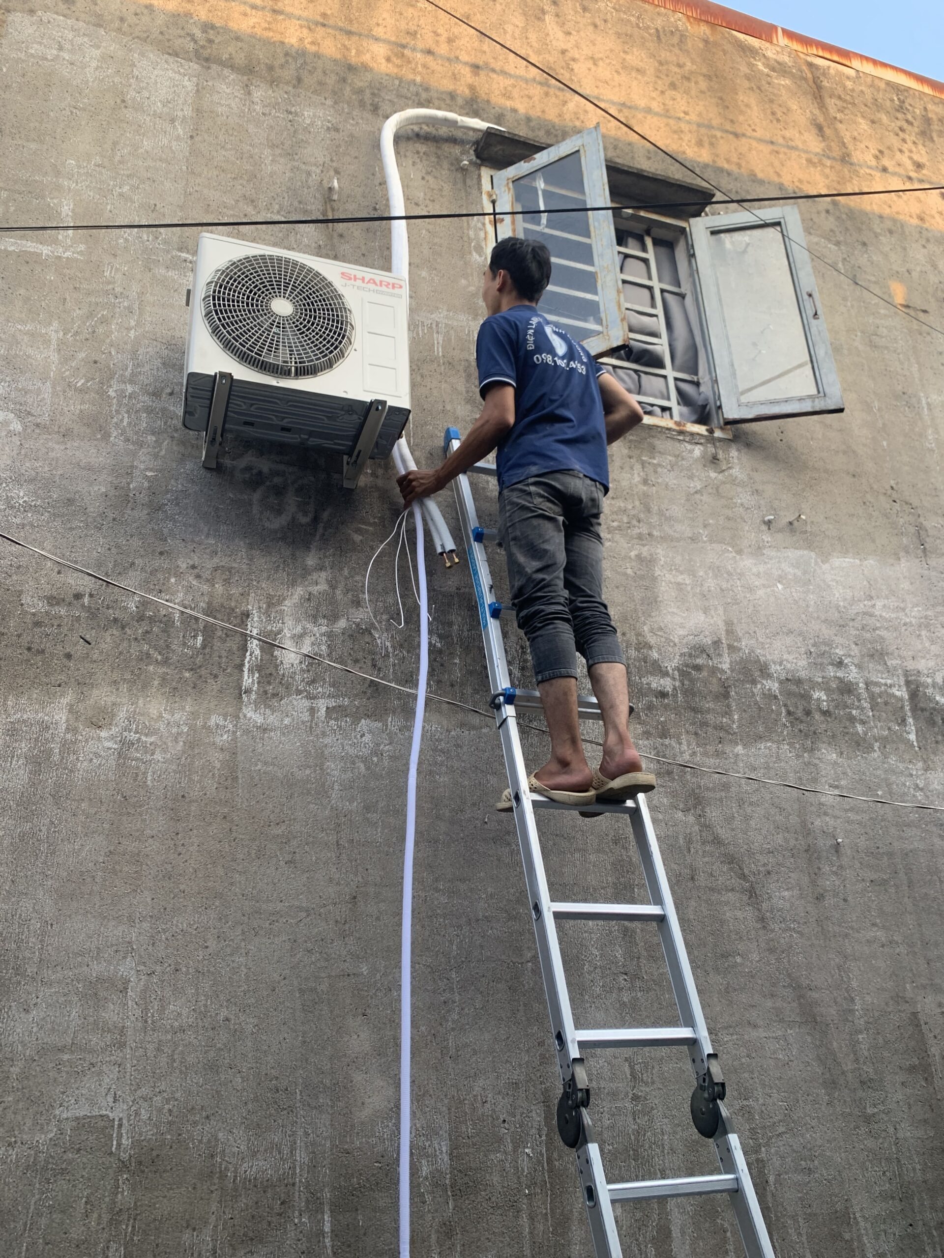 Tho-ky-thuat-Dien-Lanh-61-chuyen-nap-gas-may-lanh-R32-R410A-R22-tai-Tan-Uyen Thợ kỹ thuật Điện Lạnh 61 chuyên nạp gas máy lạnh R32, R410A, R22 tại Tân Uyên.