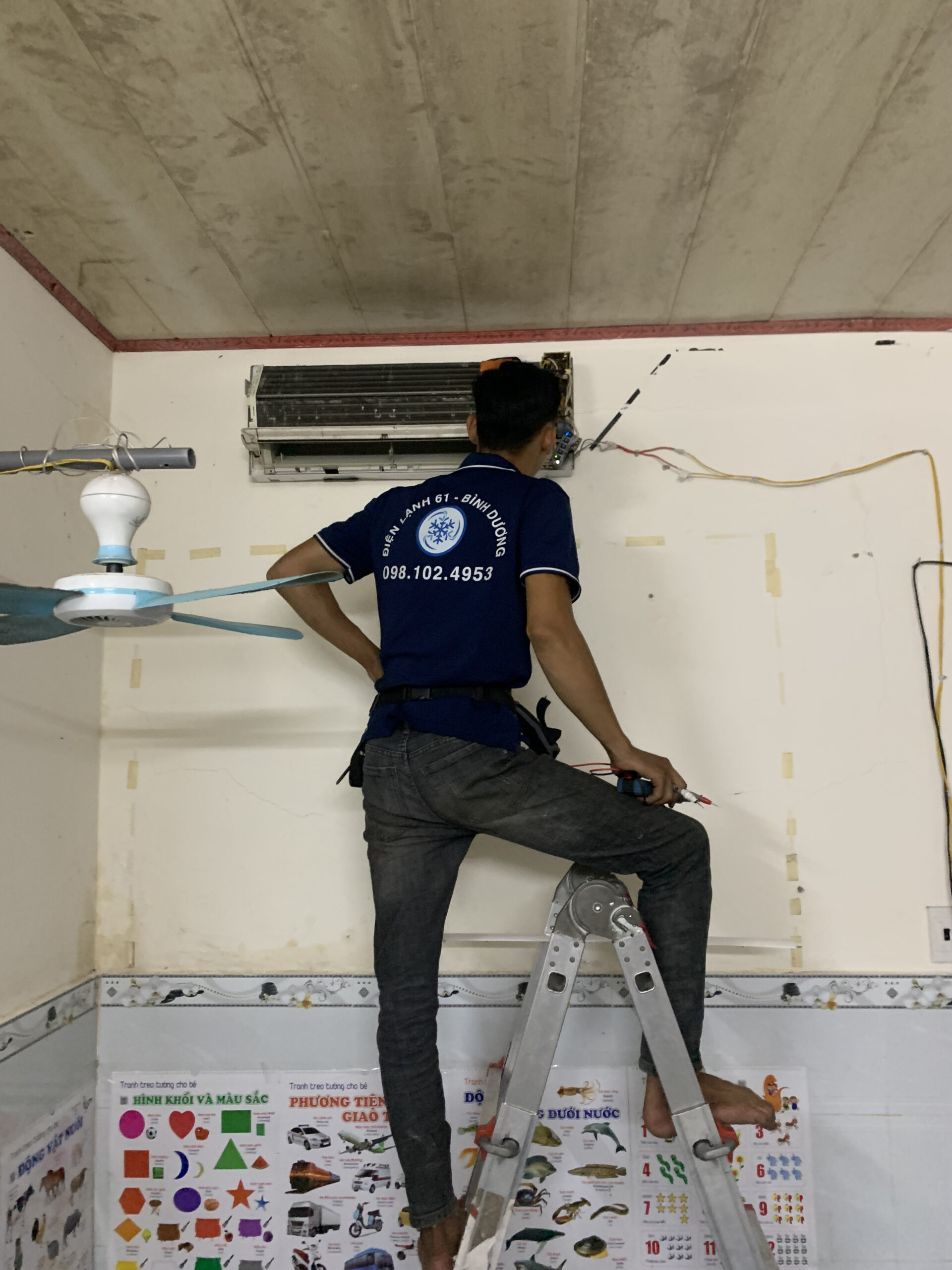 Tho-sua-dien-lanh-Tan-Uyen-su-dung-dong-ho-chuyen-dung-kiem-tra-ap-suat-gas-may-lanh Thợ sửa điện lạnh Tân Uyên sử dụng đồng hồ chuyên dụng kiểm tra áp suất gas máy lạnh.