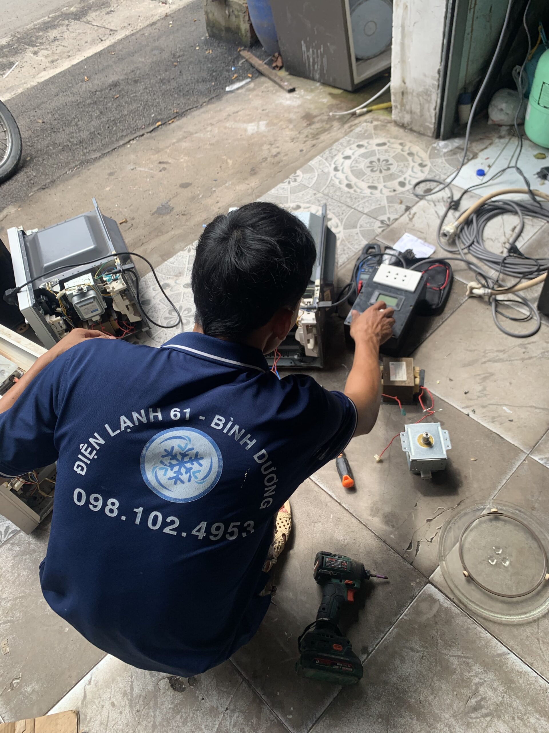 Tho-sua-lo-vi-song-Thuan-An-Dien-Lanh-61-do-dac-kiem-tra-linh-kien-cao-ap Thợ sửa lò vi sóng Thuận An Điện Lạnh 61 đo đạc kiểm tra linh kiện cao áp