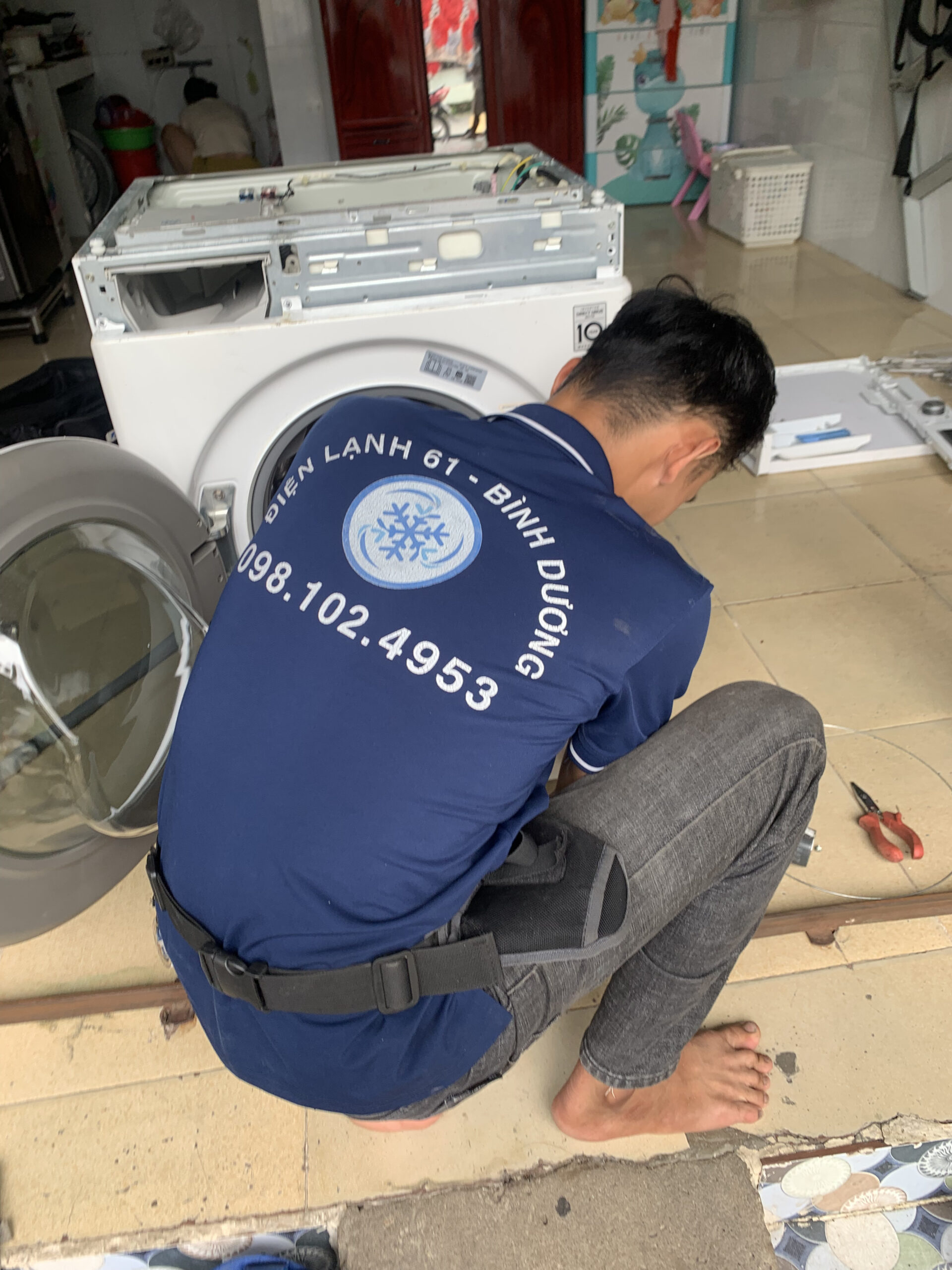 Tho-sua-may-giat-Whirlpool-tai-Di-An-Binh-Duong-cua-Dien-Lanh-61-dang-kiem-tra-may-tai-nha Thợ sửa máy giặt Whirlpool tại Dĩ An Bình Dương của Điện Lạnh 61 đang kiểm tra máy tại nhà