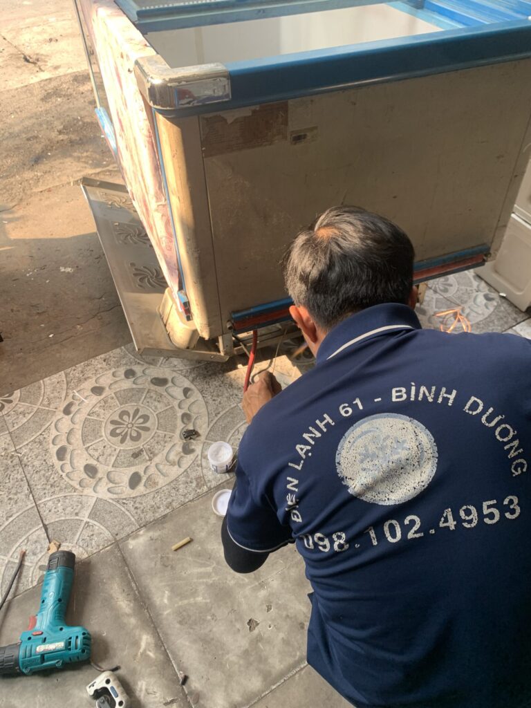 Thợ sửa tủ đông tại Thuận An kiểm tra lỗi tủ không lạnh cho quán ăn - Điện Lạnh 61