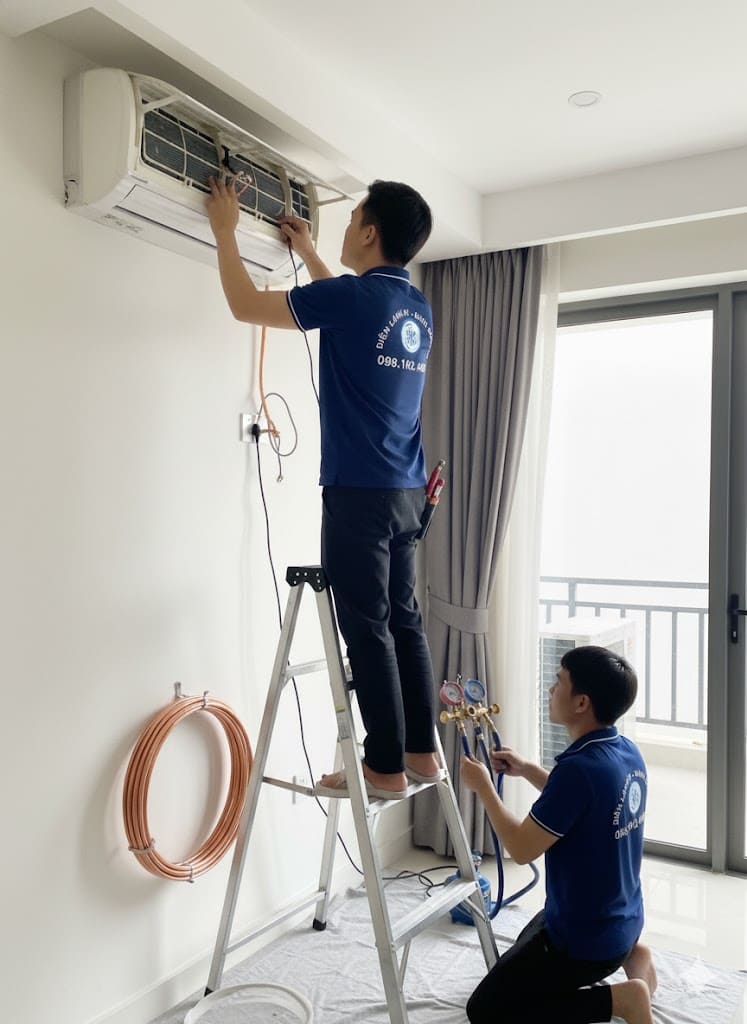 Vật tư lắp đặt máy lạnh gồm ống đồng, dây điện và eke Vật tư lắp đặt máy lạnh gồm ống đồng, dây điện và eke