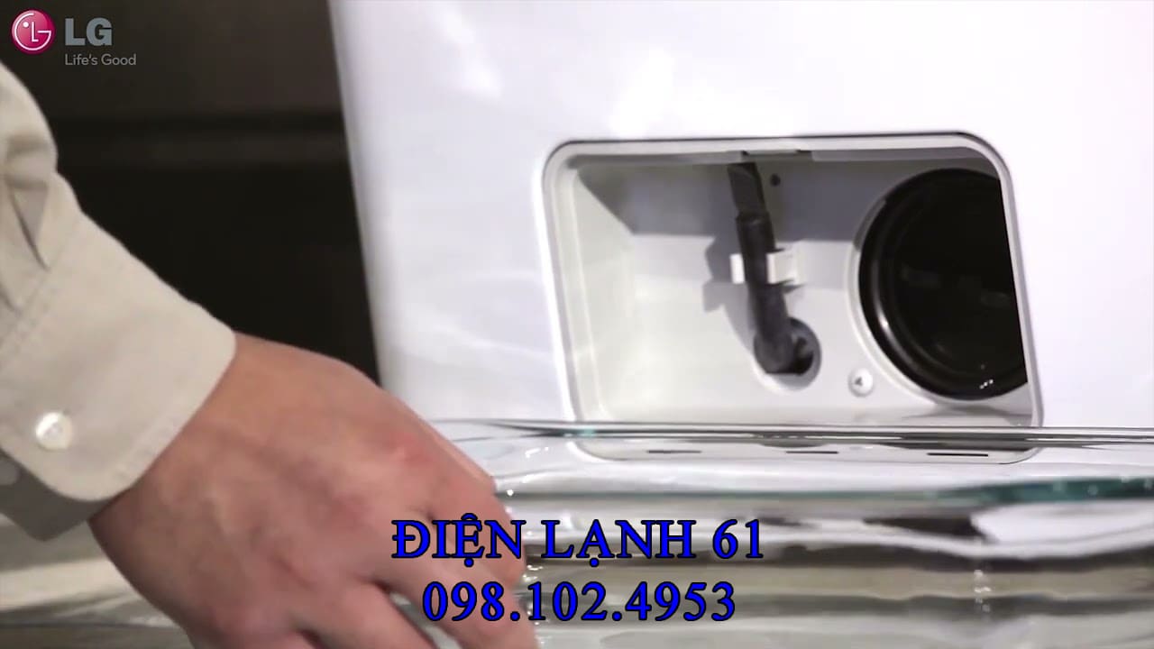 Vị trí nắp bộ lọc bơm xả (drain pump filter) nằm ở góc dưới mặt trước máy giặt LG cần được vệ sinh định kỳ.