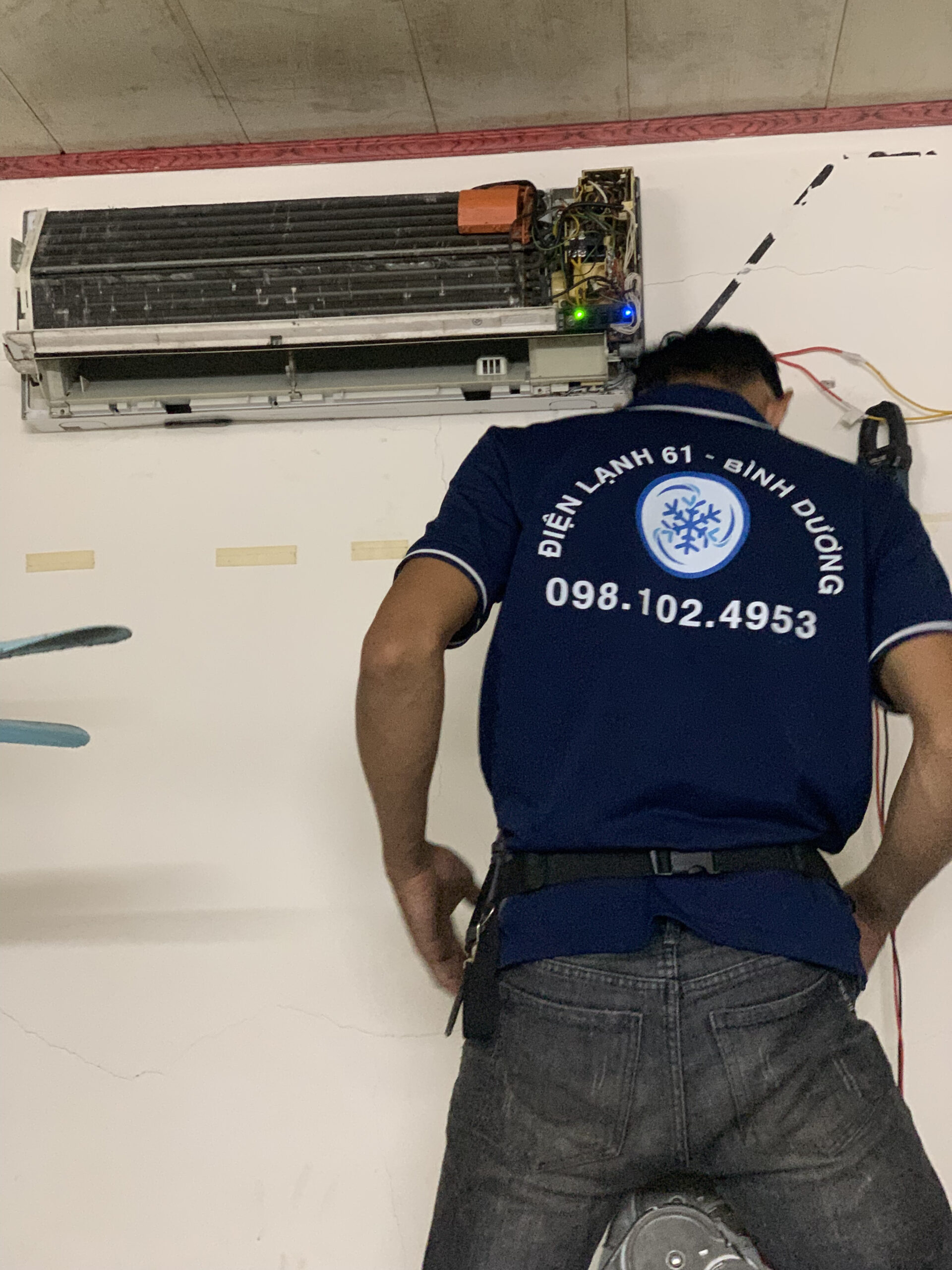 Xác định nguyên nhân máy lạnh không lạnh, làm lạnh yếu do thiếu hụt gas trầm trọng.