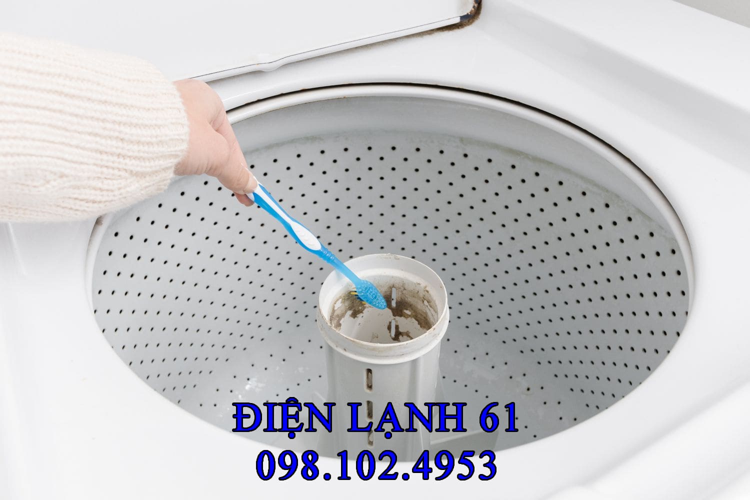 Bộ lọc cặn của máy giặt bị tắc nghẽn do xơ vải và cặn bẩn.