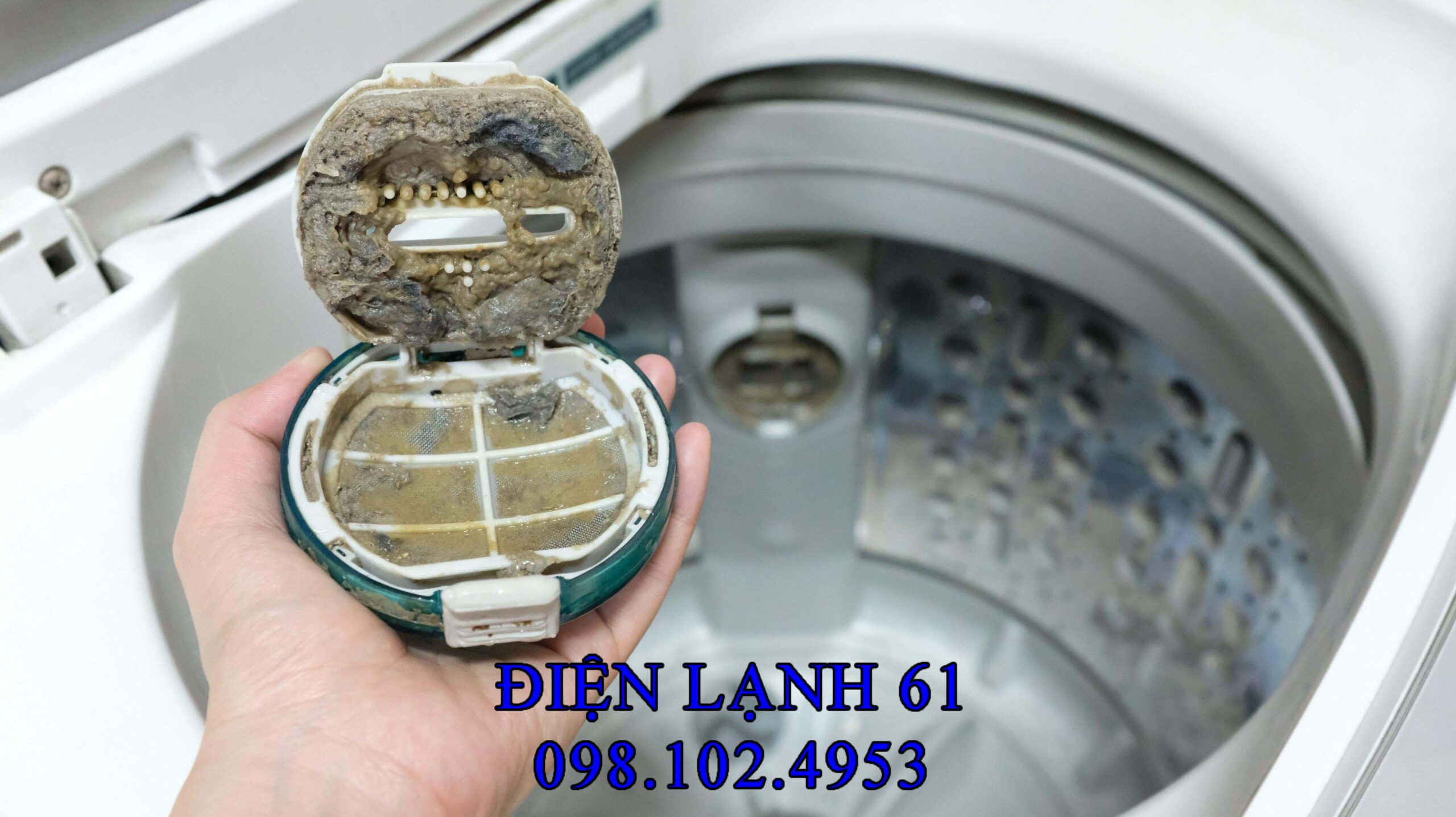 Cách tháo túi lọc xơ vải trong lồng máy giặt cửa trên