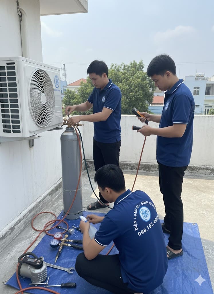 Sử dụng đồng hồ đo áp suất gas máy lạnh chuyên dụng