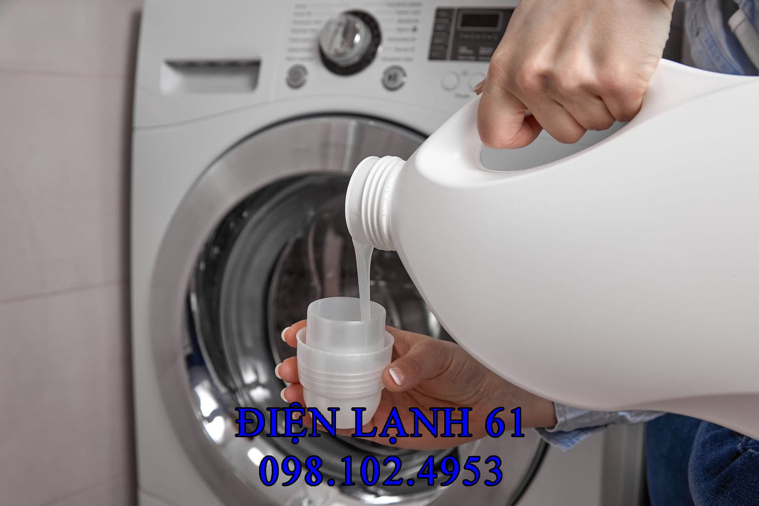 Sử dụng giấm trắng để xử lý nhanh bọt xà phòng trong máy giặt.