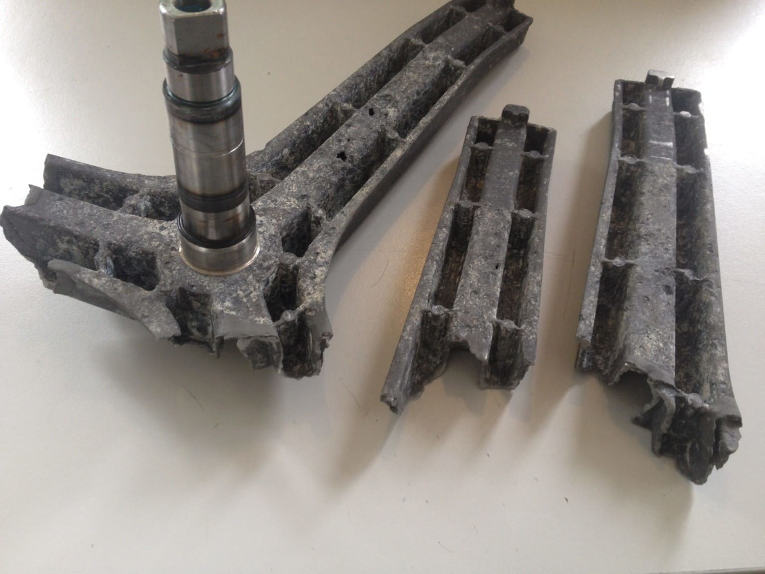 Hình ảnh chảng ba máy giặt cửa trước (trục lồng giặt).