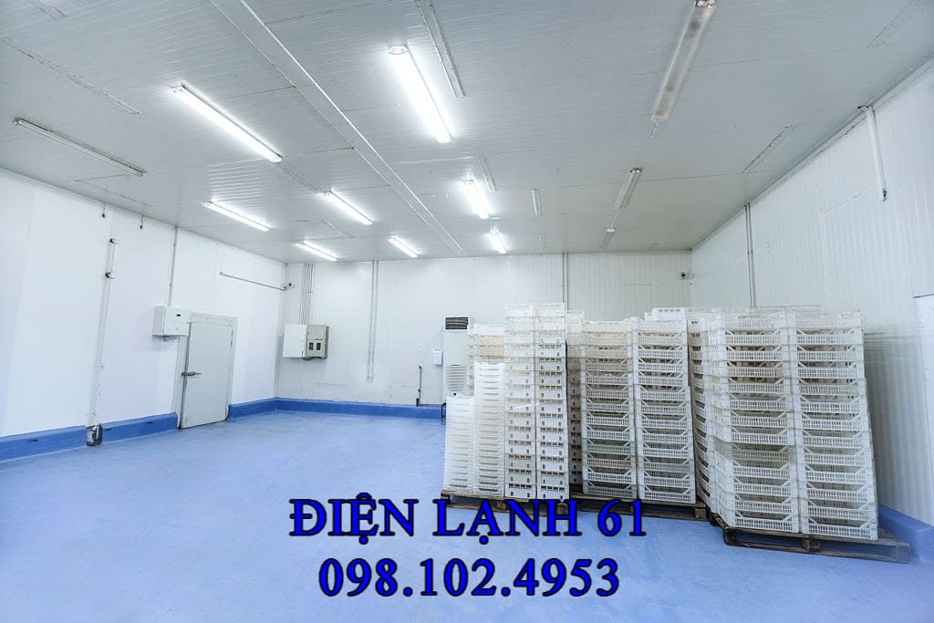 Sàn kho lạnh bị chảy nước, cần dịch vụ sửa chữa kho lạnh ở Dĩ An xử lý.