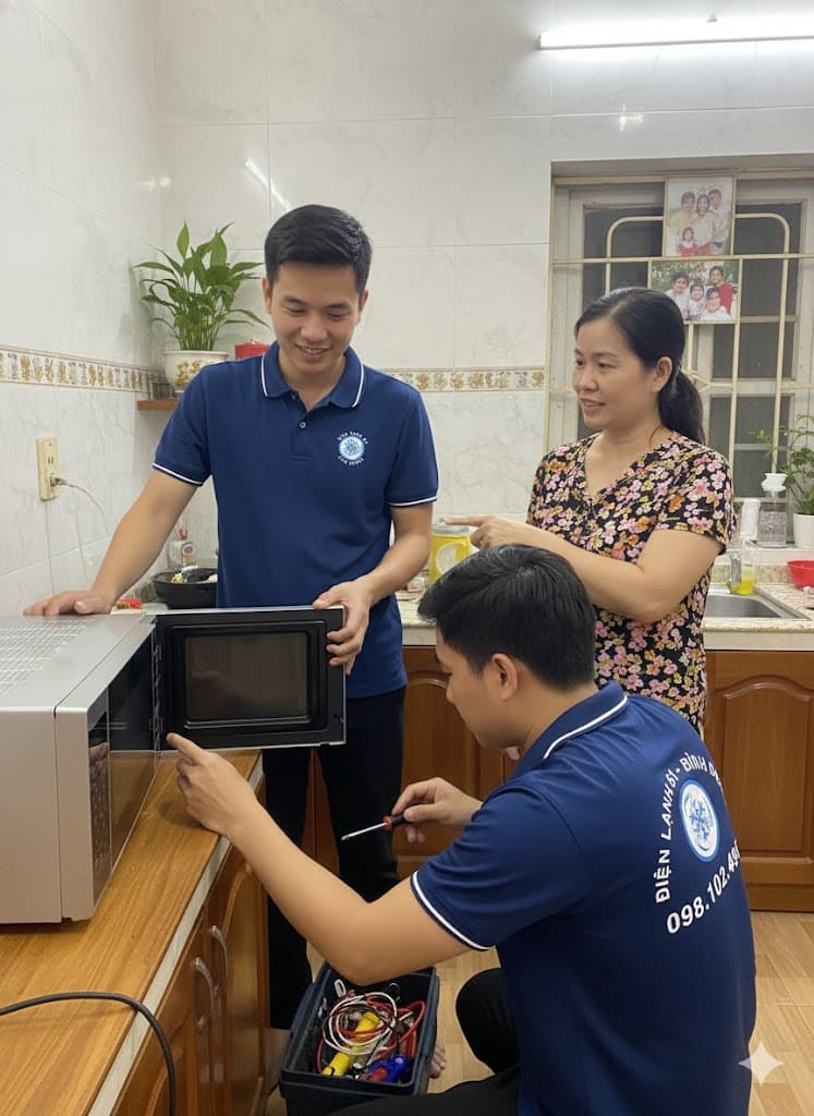 Kỹ thuật viên Điện Lạnh 61 sửa chữa lò vi sóng tại nhà Thuận An
