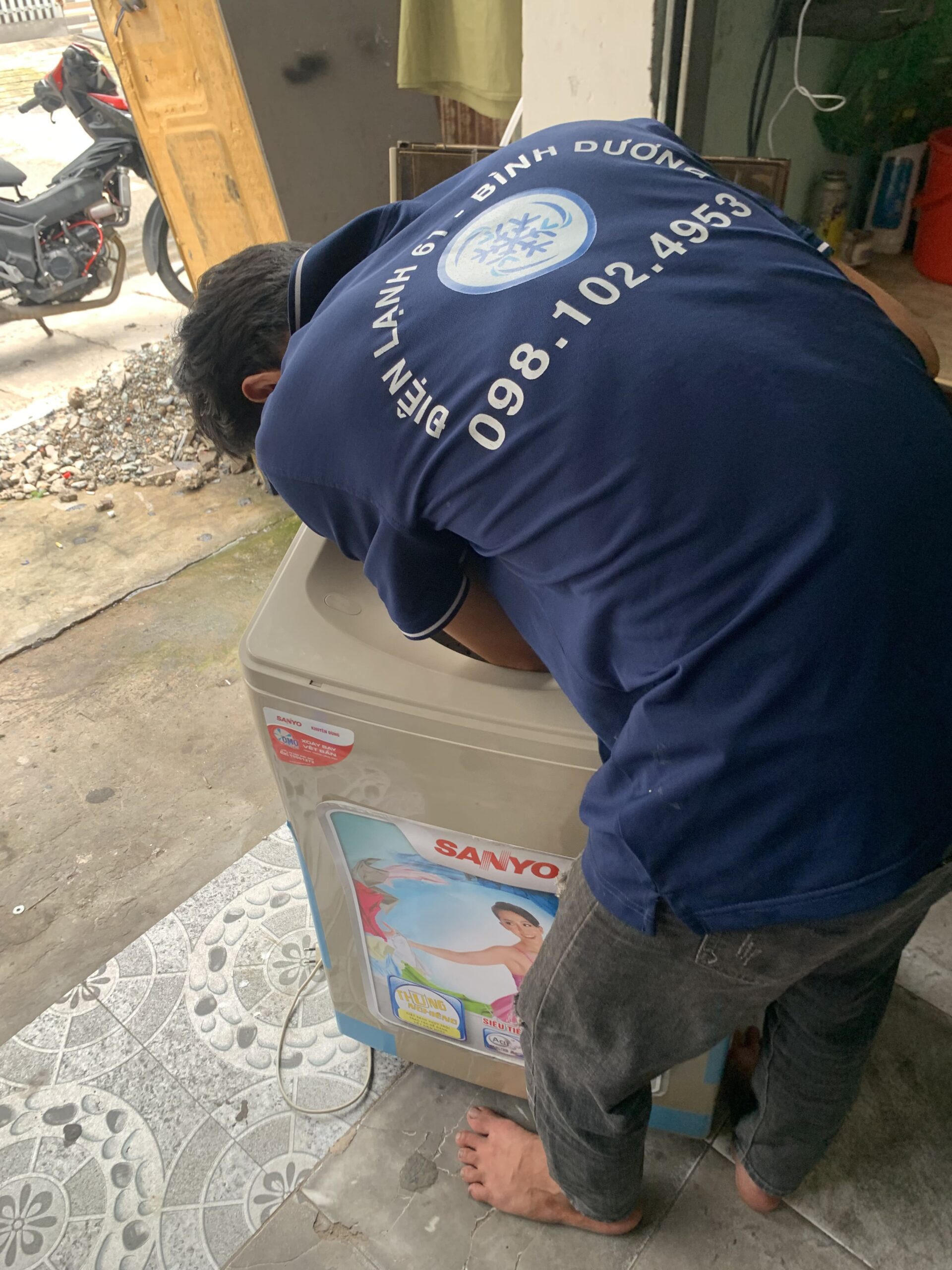 Kỹ thuật viên Điện Lạnh 61 đang kiểm tra và sửa máy giặt tại nhà