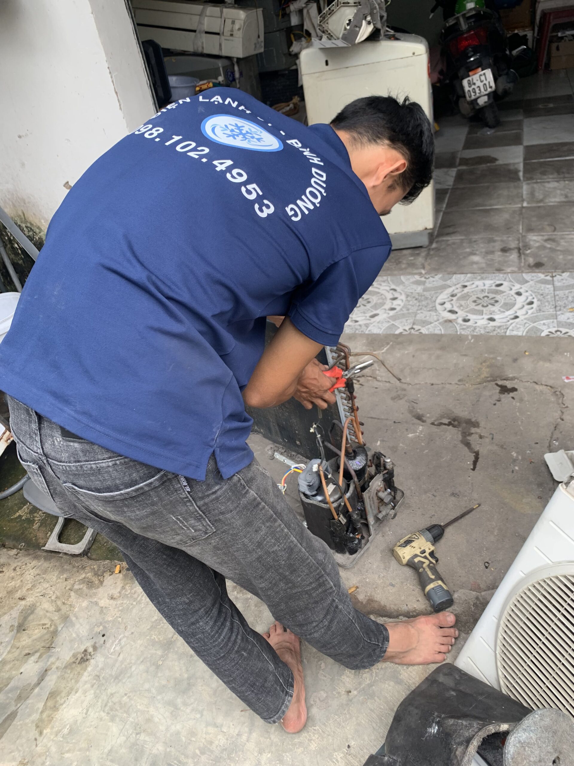 ky-thuat-vien-kiem-tra-cuc-nong-hong Kỹ thuật viên Điện Lạnh 61 đang kiểm tra cục nóng máy lạnh bị hỏng và tư vấn cho khách.