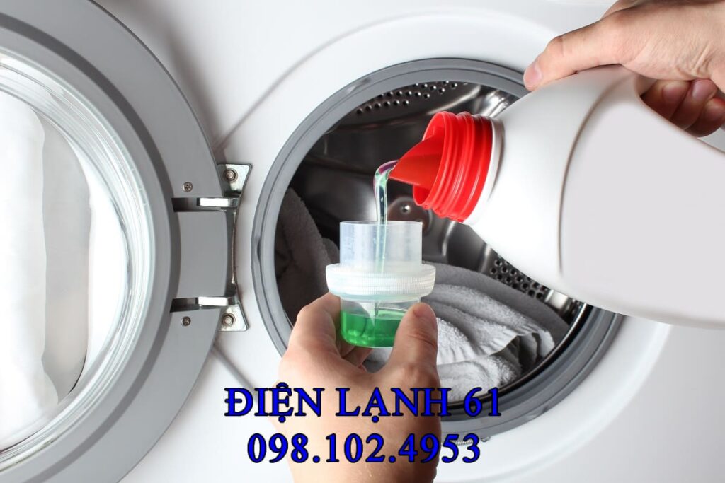 Máy giặt bị trào bọt xà phòng ra sàn nhà cần được xử lý ngay.