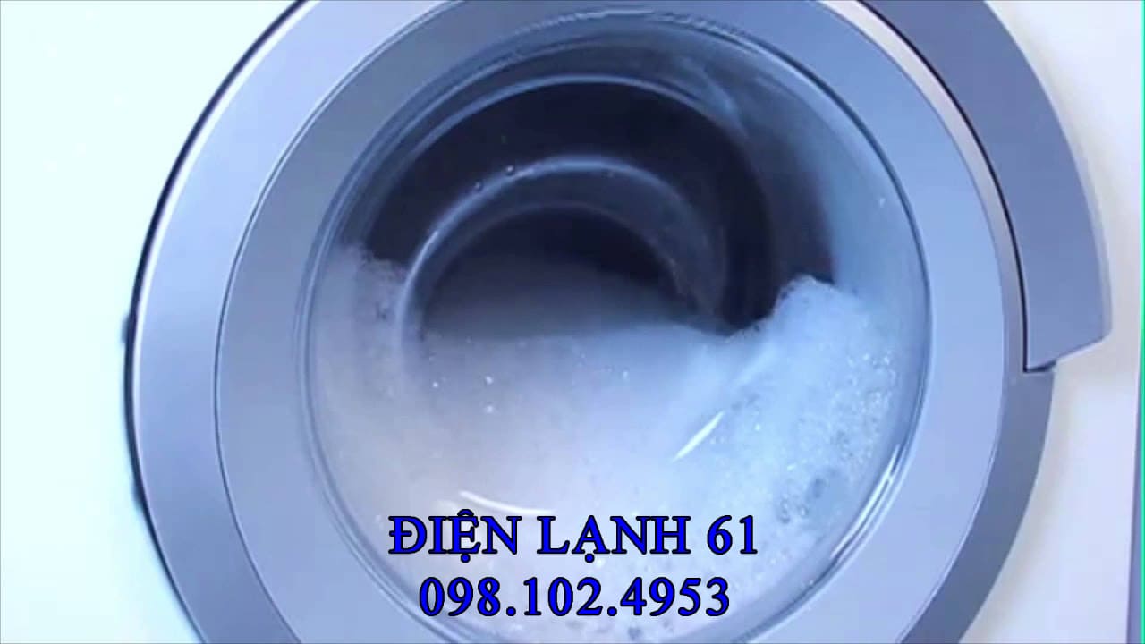 Cận cảnh bọt xà phòng còn sót lại trong lồng máy giặt sau khi giặt.