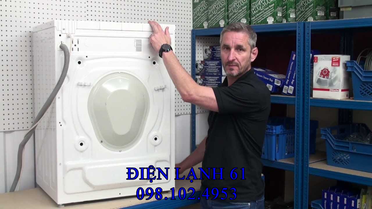 Mở nắp lưng máy giặt để tiếp cận puly và dây curoa.