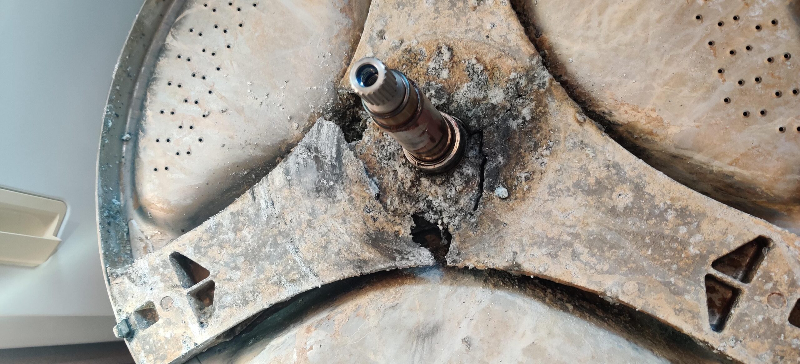 Nguyên nhân gãy chảng ba máy giặt do hỏng bi phớt rò rỉ nước.