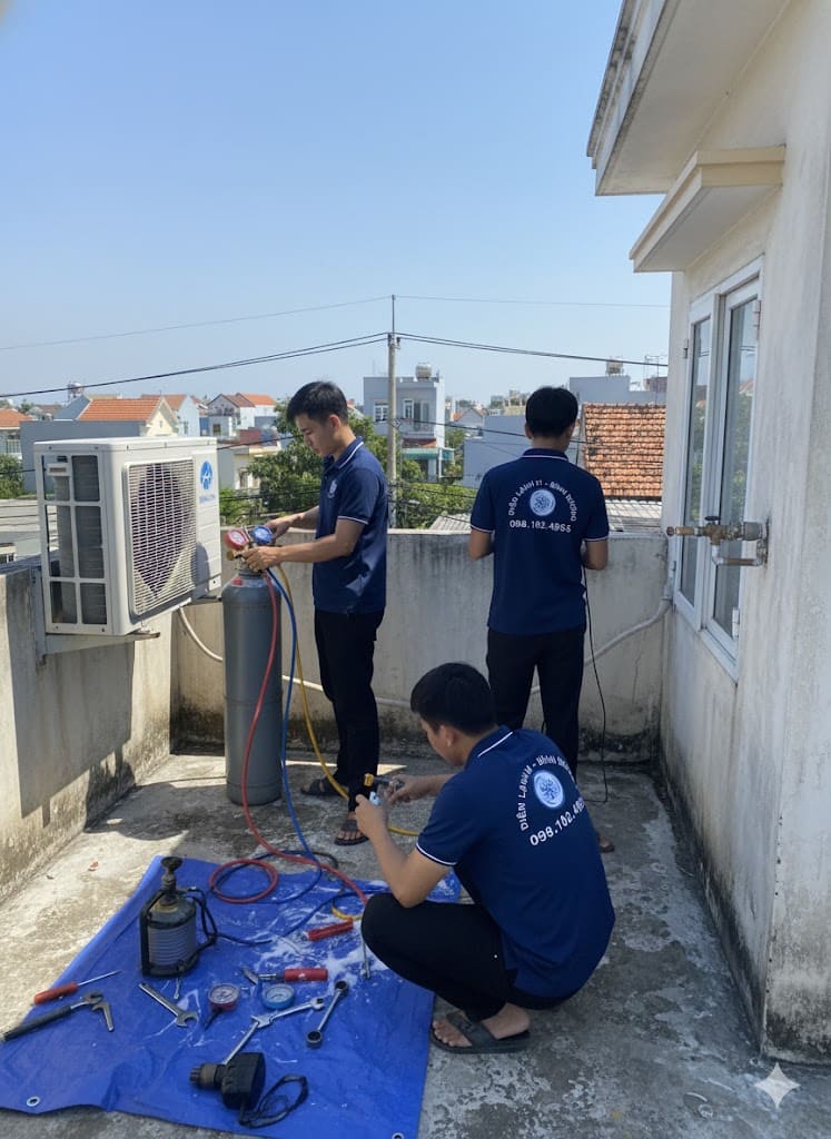 Kỹ thuật viên kiểm tra nguyên nhân xì gas máy lạnh ở rắc-co dàn nóng