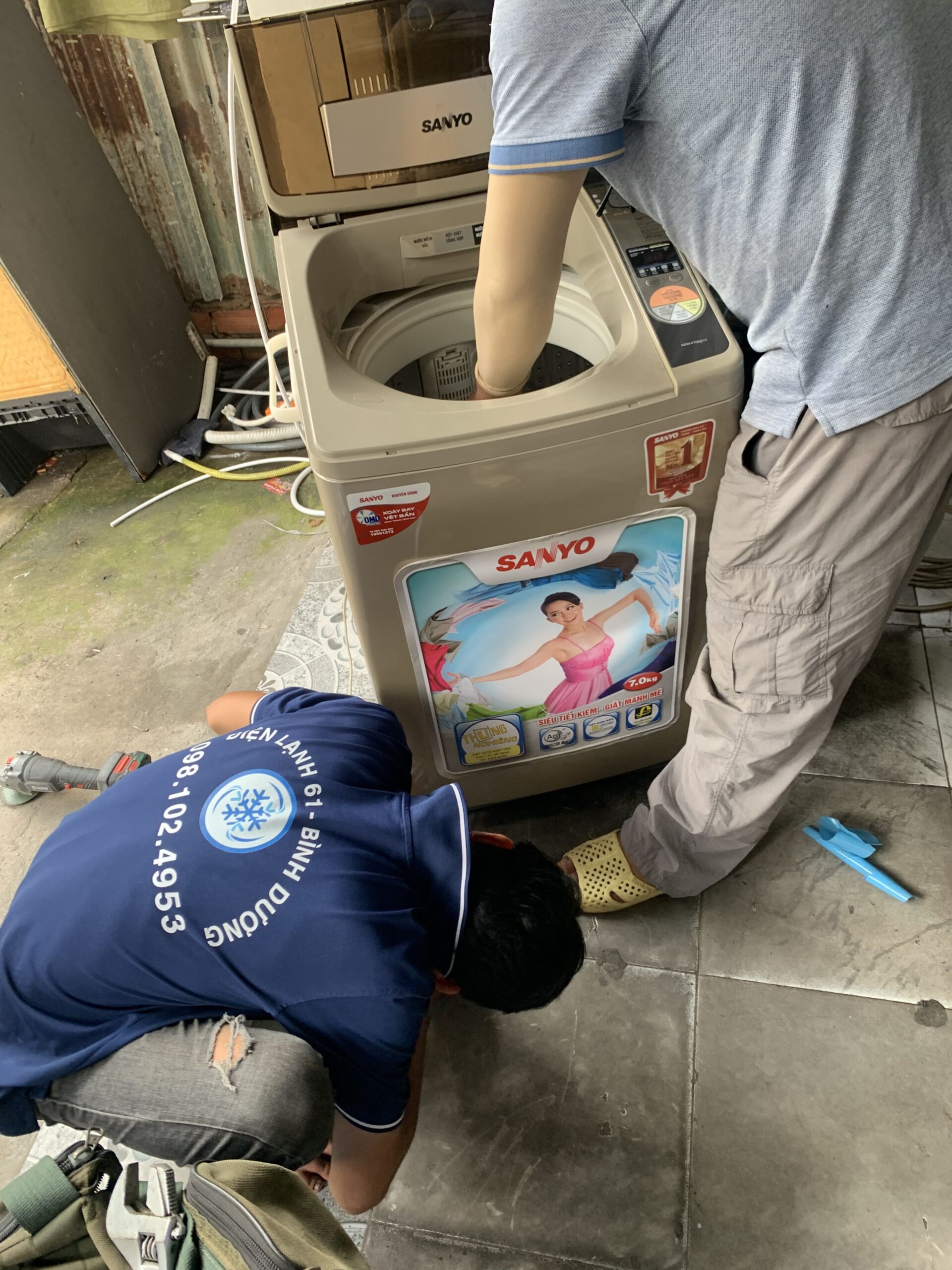Kỹ thuật viên Điện Lạnh 61 thực hiện quy trình thay chảng ba máy giặt tại nhà.