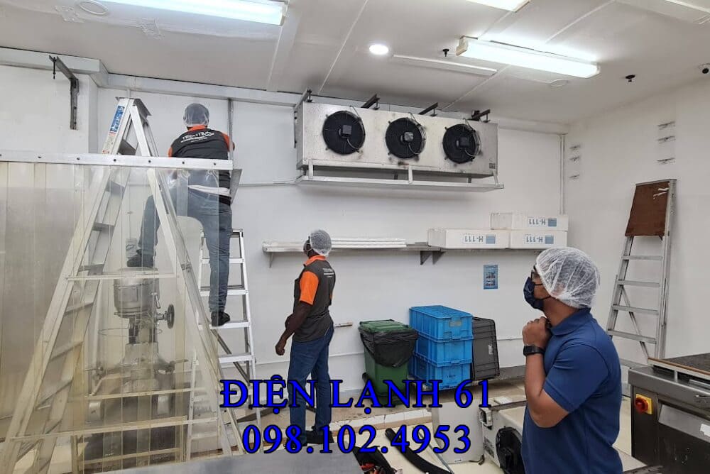 Dịch vụ sửa kho lạnh Dĩ An uy tín của Điện Lạnh 61, kỹ thuật viên đang kiểm tra máy nén.