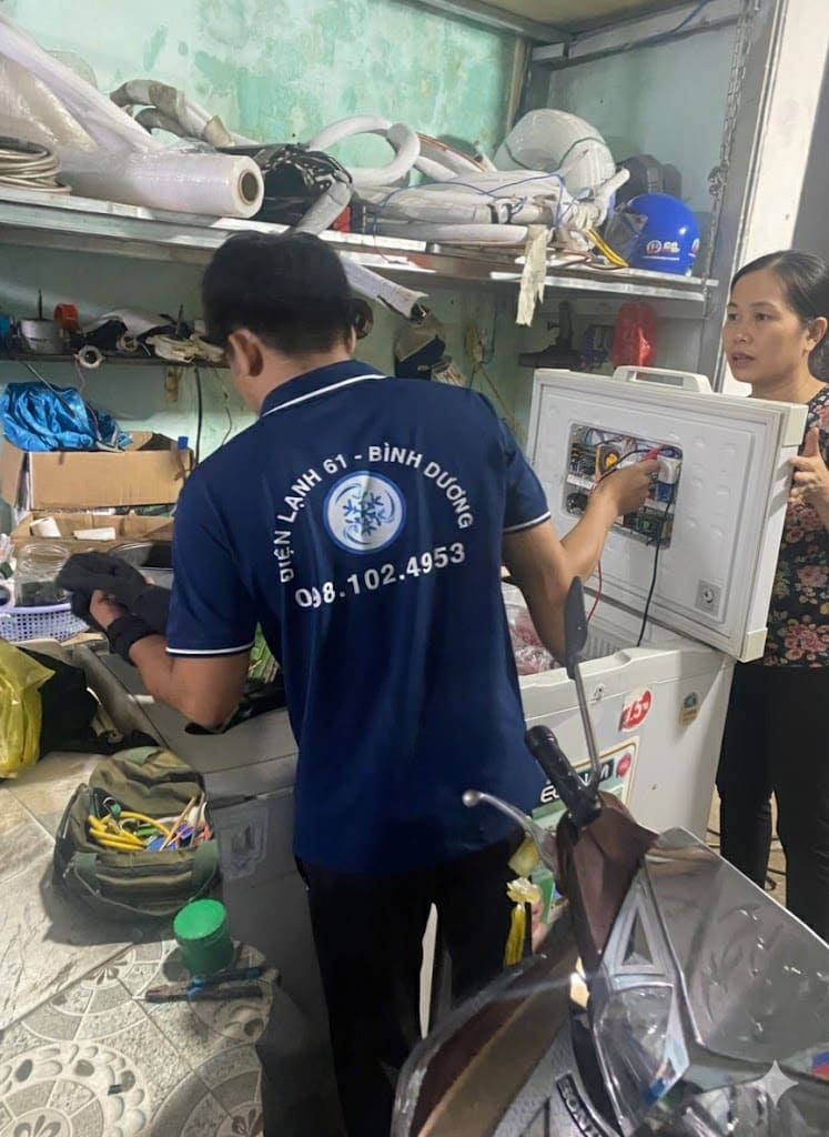 Thợ sửa tủ đông tại Thuận An kiểm tra tiếng ồn từ block máy nén.