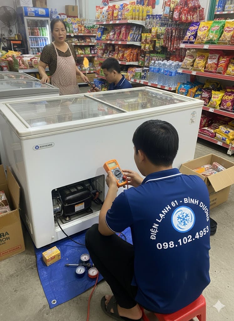 Kỹ thuật viên kiểm tra lỗi tủ đông không lạnh tại một quán ăn ở Thuận An.
