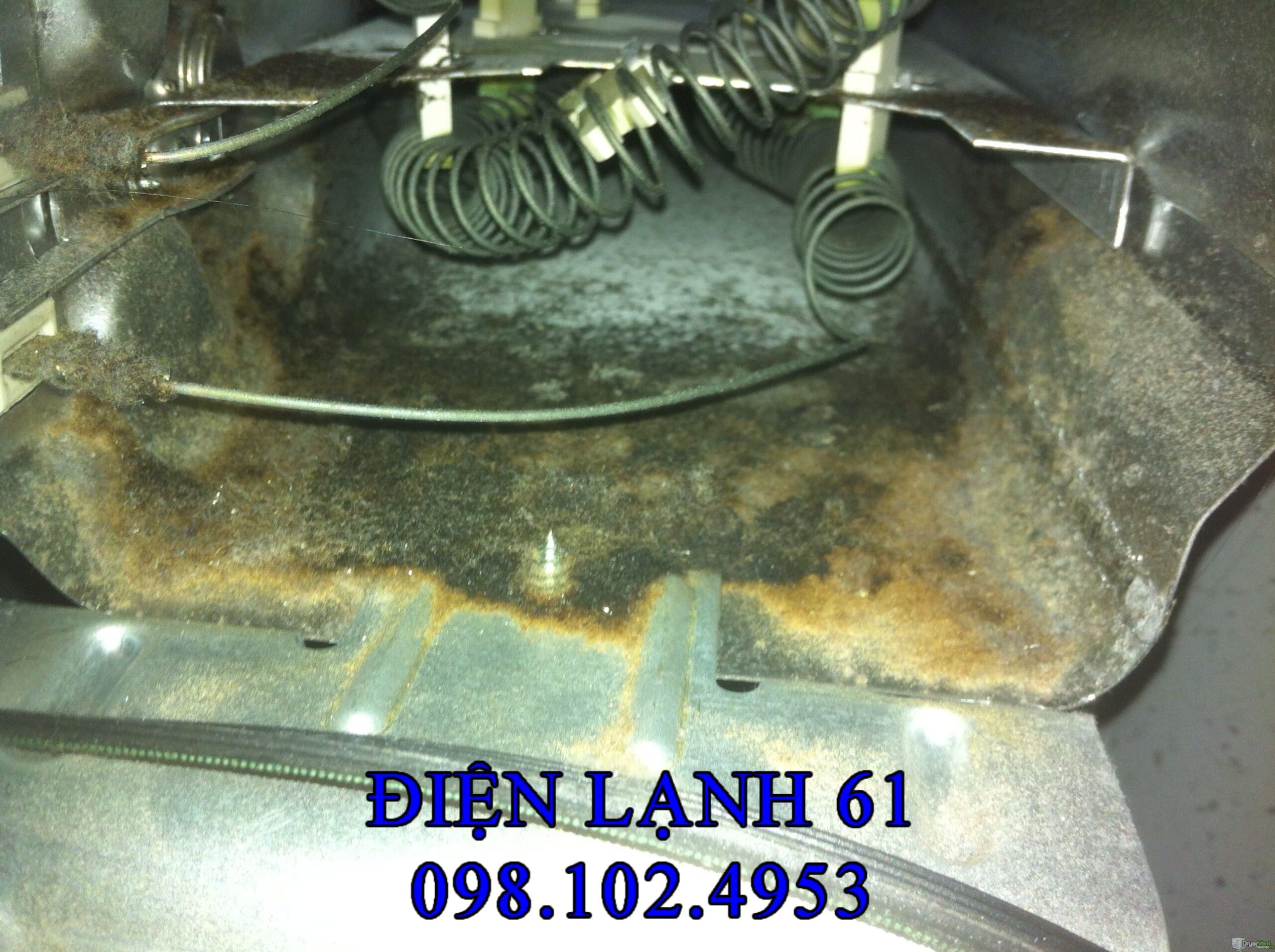 Thợ Điện Lạnh 61 đang sửa máy sấy tại nhà khách hàng ở Dĩ An