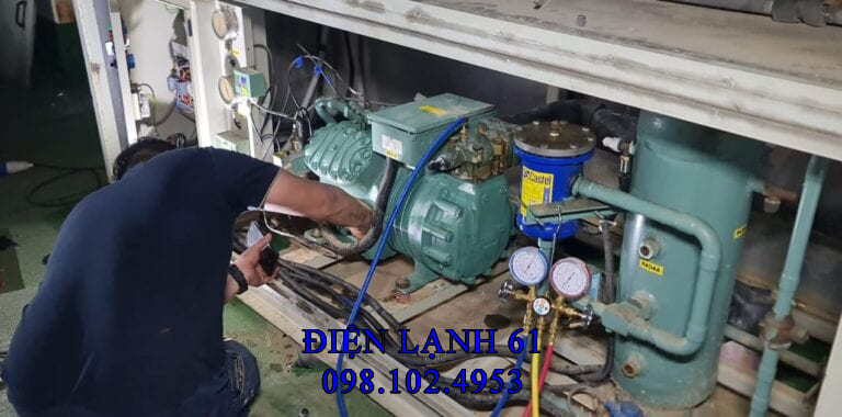 Thợ sửa kho lạnh Dĩ An đang xử lý kỹ thuật.