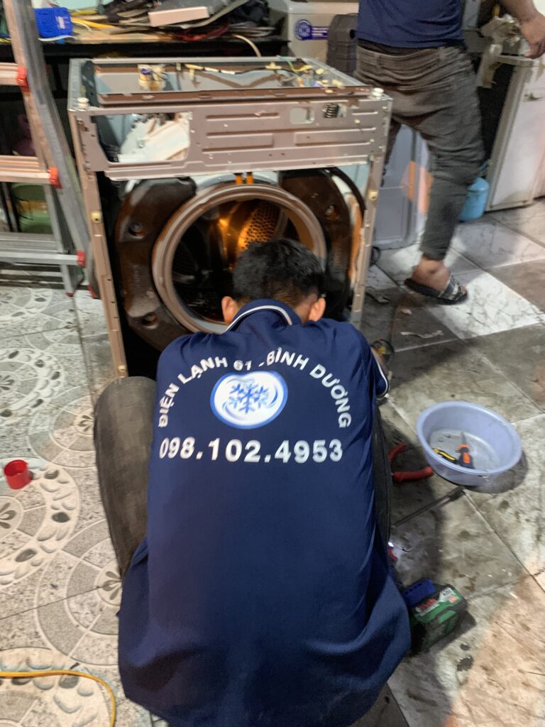 Thợ điện lạnh 61 hướng dẫn vệ sinh máy giặt LG cửa Trước