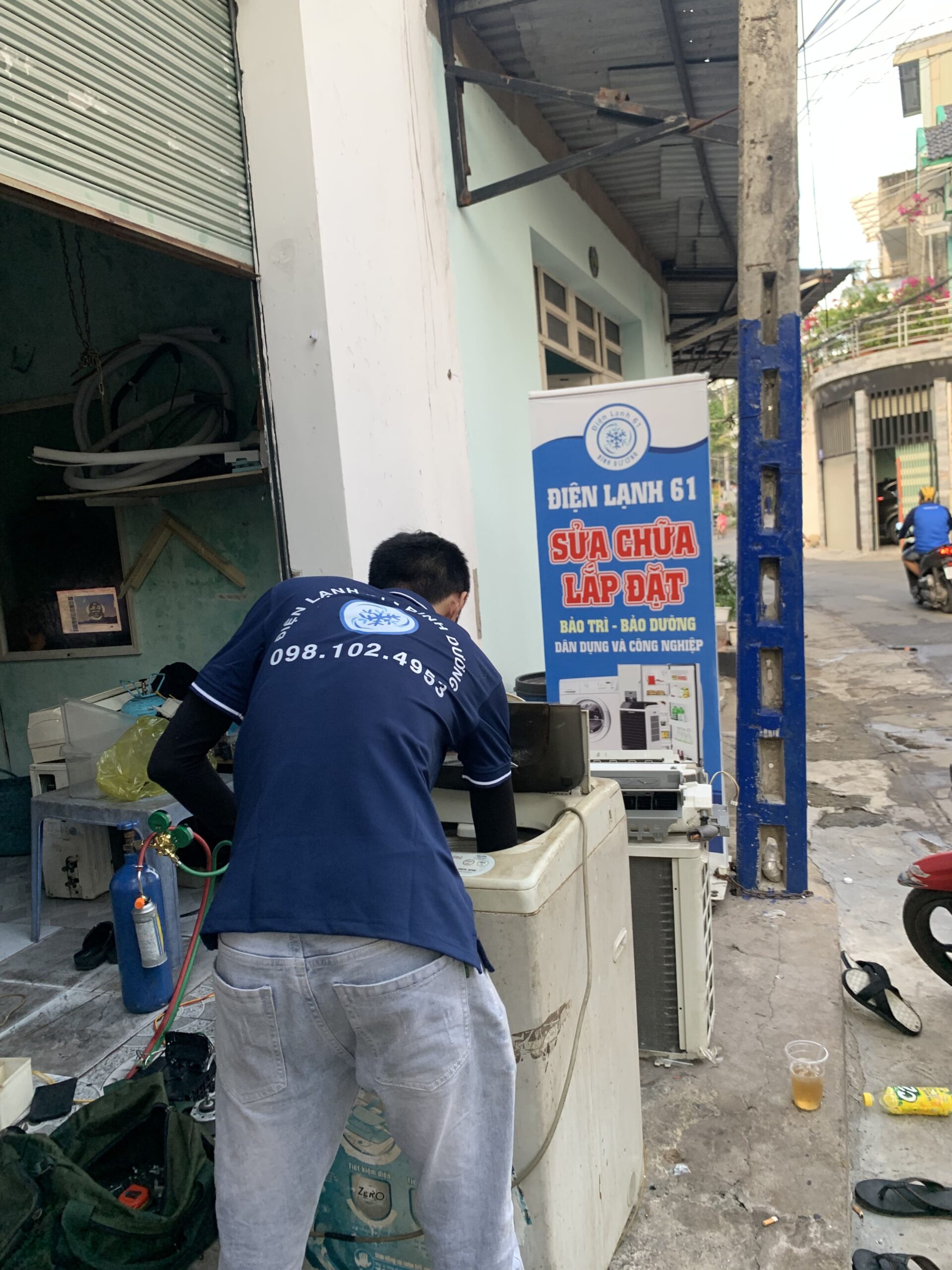 Bảng giá vệ sinh máy giặt cửa trên (lồng đứng) mới nhất 2025 tại Điện Lạnh 61