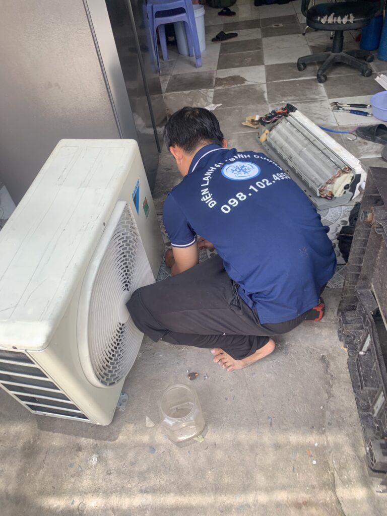 Kỹ thuật viên Điện Lạnh 61 đang thực hiện dịch vụ vệ sinh máy lạnh tại nhà khách hàng ở Dĩ An, Bình Dương