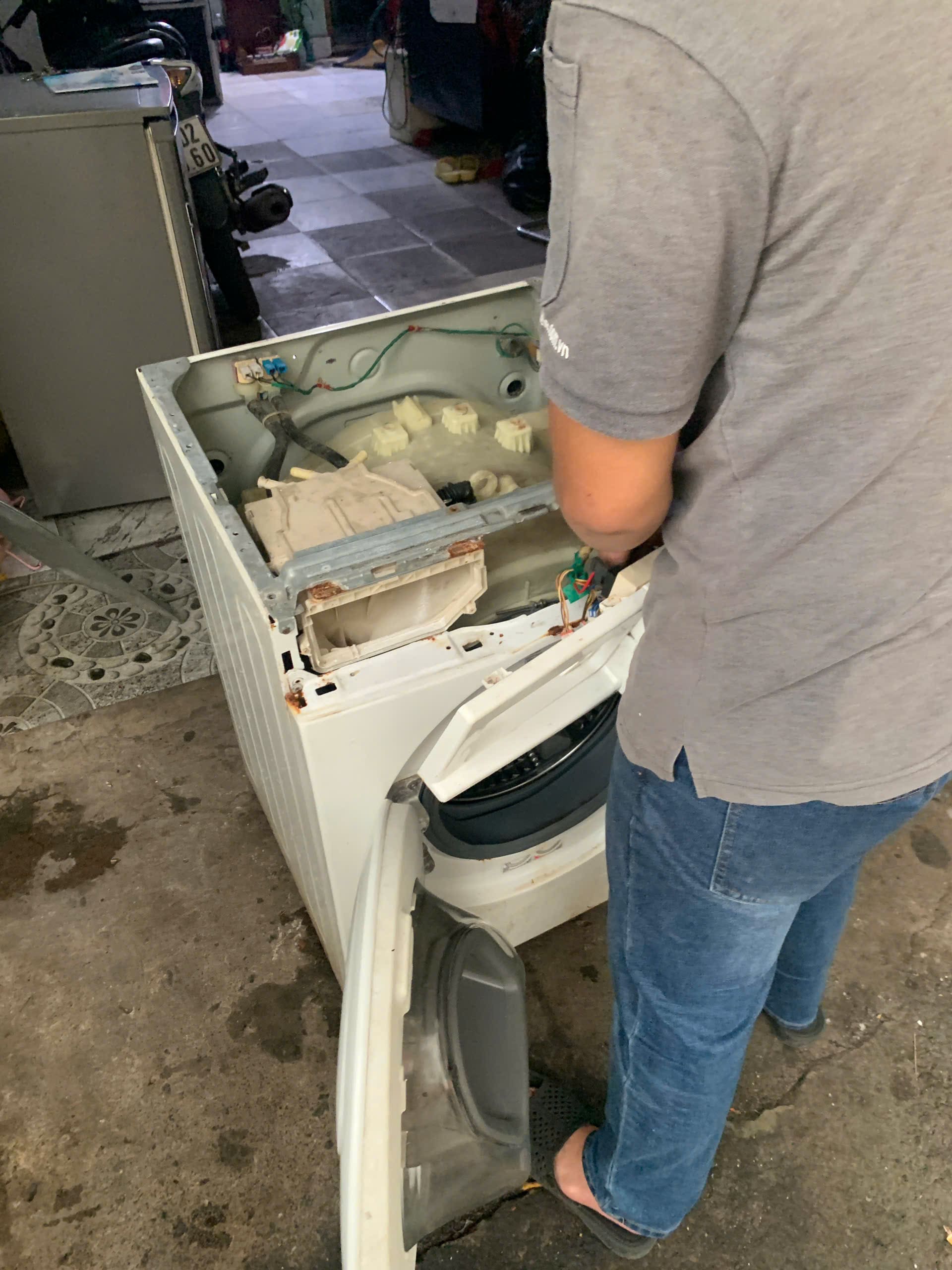 Gioăng cao su máy giặt bị rách khiến nước rò rỉ.